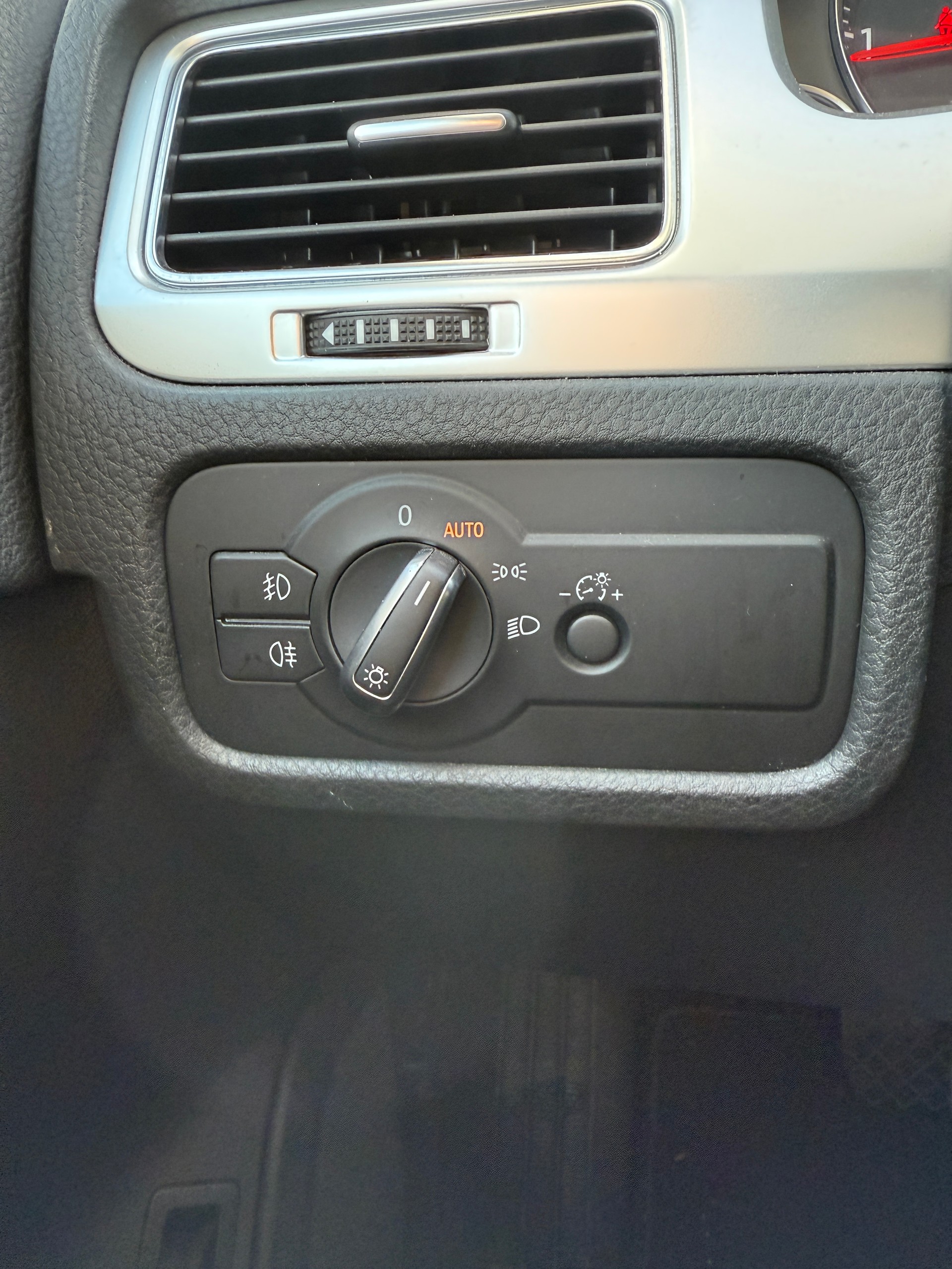VW Touareg 3.0 TDI BMT Peak Tiptronic-image-17