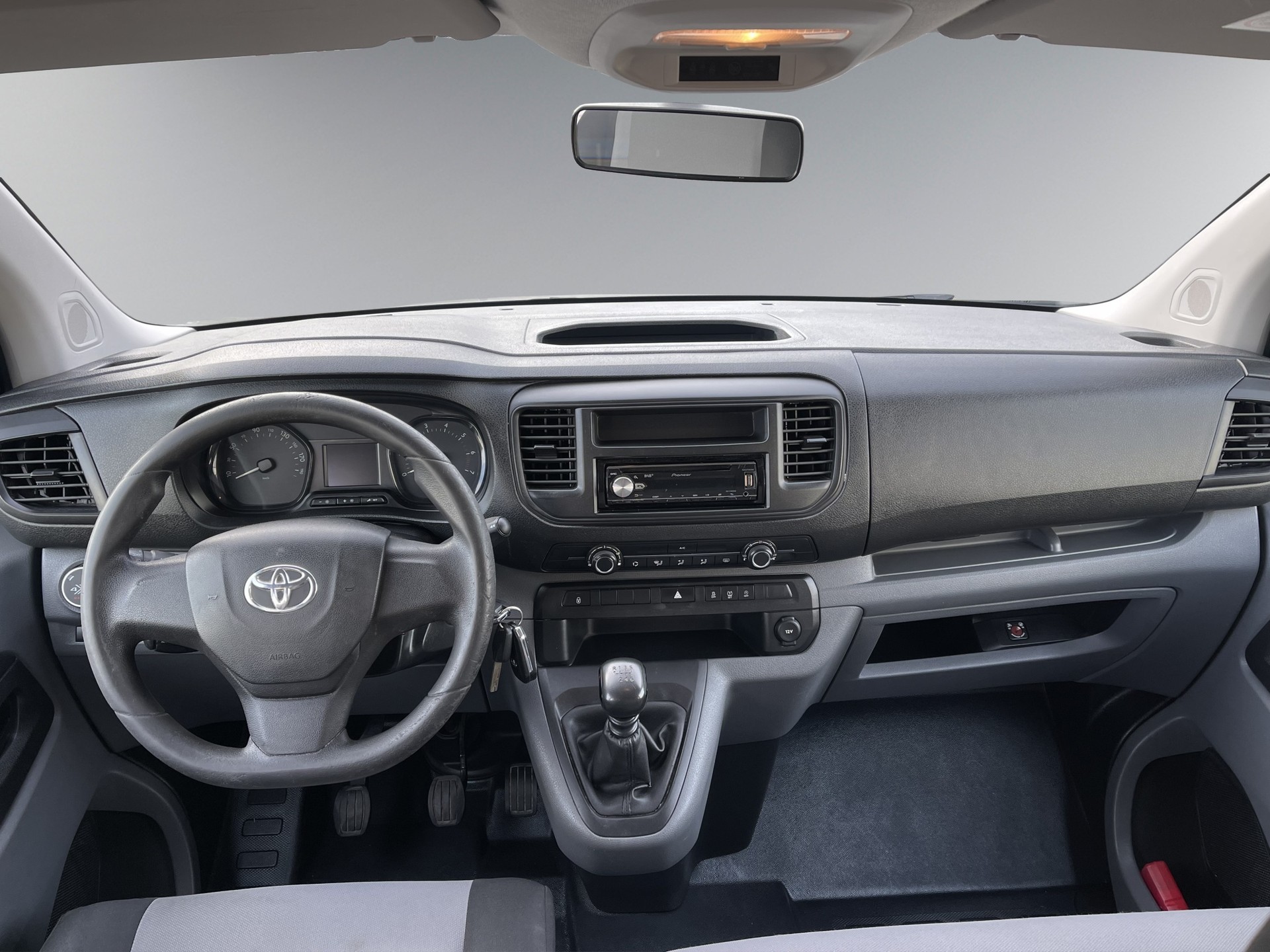 TOYOTA Proace 2.0D Combi L1 Medium 4x4-image-9
