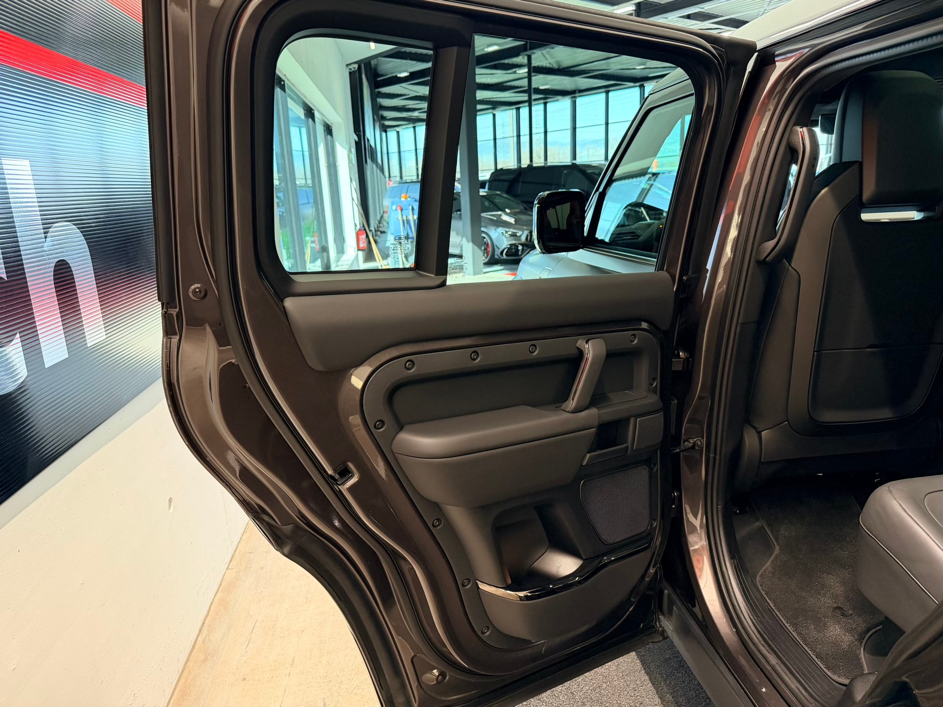 LAND ROVER Defender 110 635 V8 4.4 Octa Edition One AT8-image-18