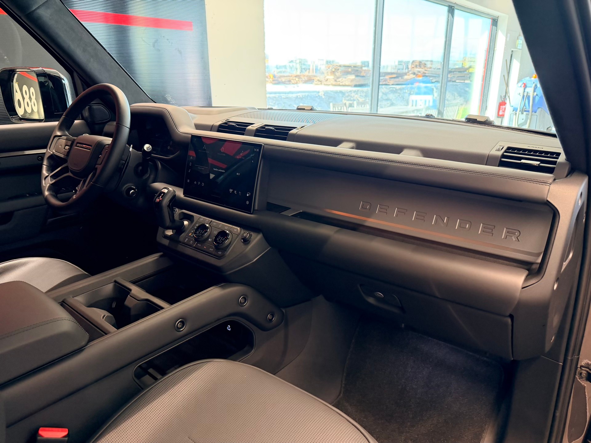 LAND ROVER Defender 110 635 V8 4.4 Octa Edition One AT8-image-21