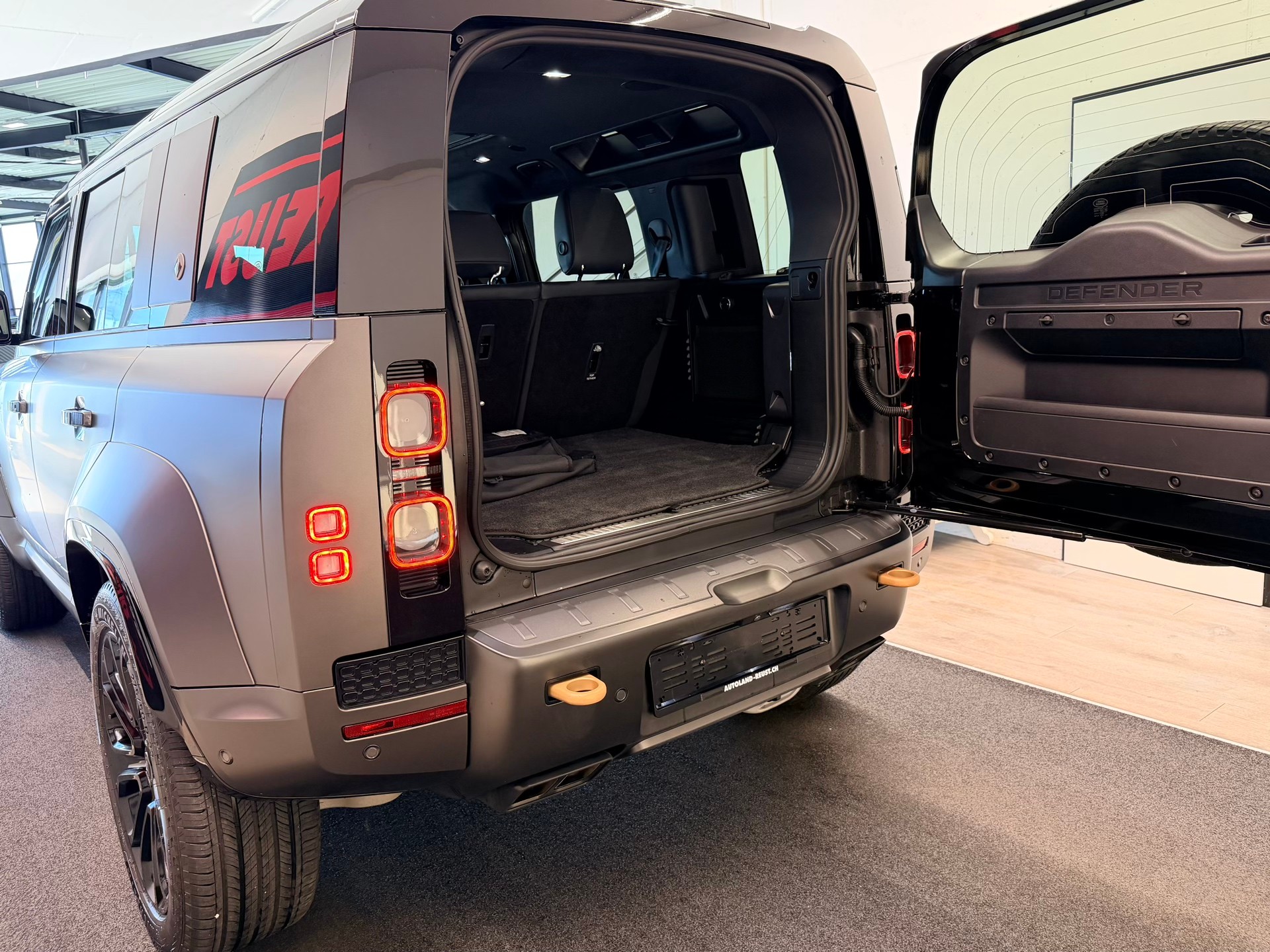 LAND ROVER Defender 110 635 V8 4.4 Octa Edition One AT8-image-8