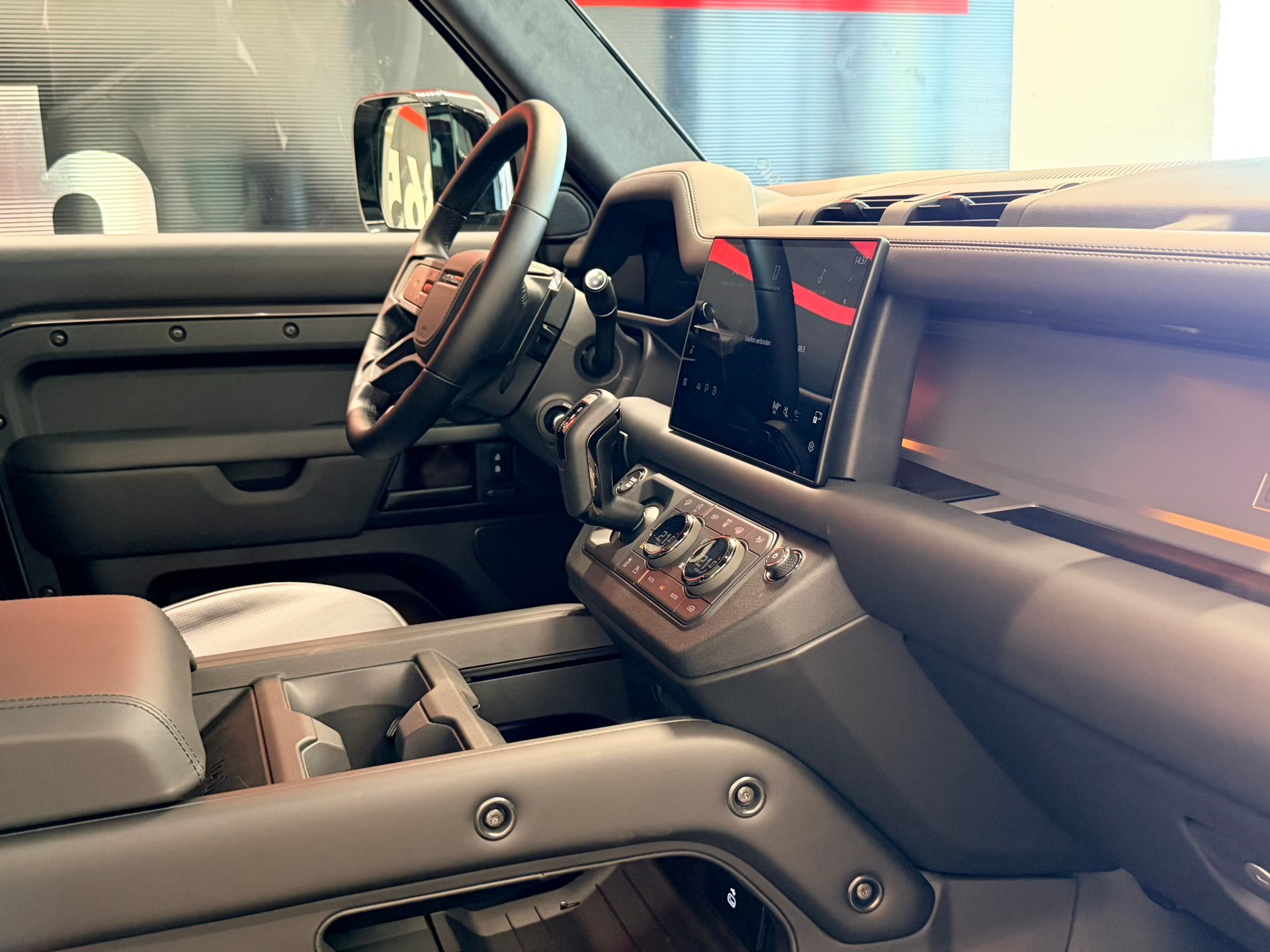 LAND ROVER Defender 110 635 V8 4.4 Octa Edition One AT8-image-23