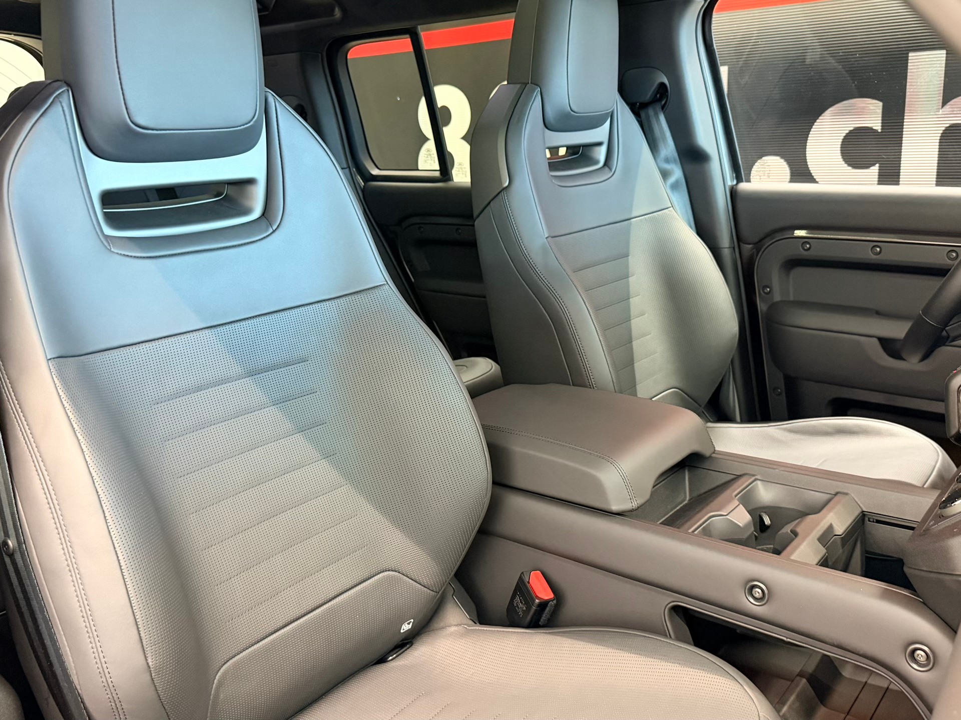 LAND ROVER Defender 110 635 V8 4.4 Octa Edition One AT8-image-25
