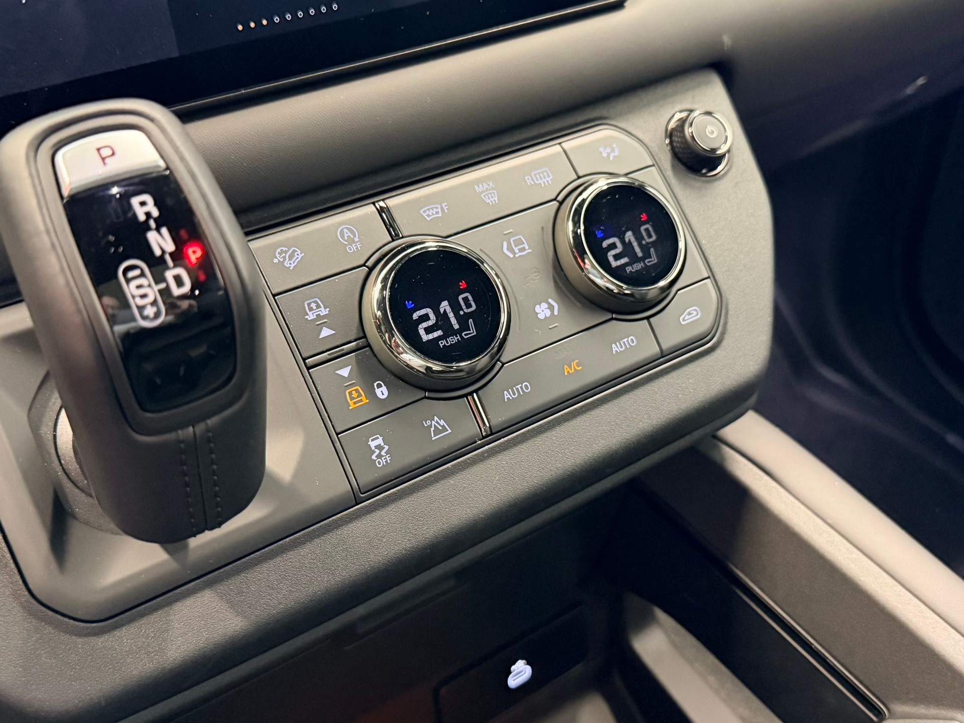 LAND ROVER Defender 110 635 V8 4.4 Octa Edition One AT8-image-26