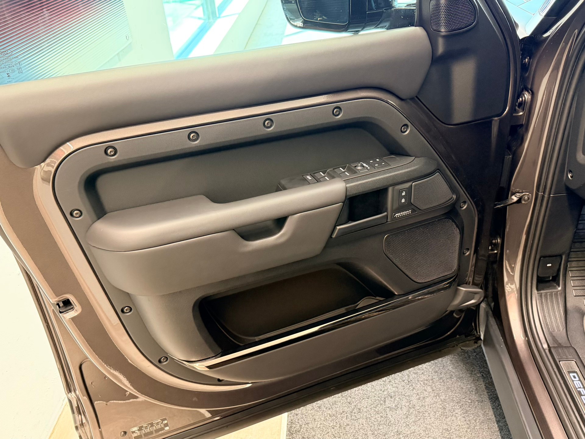LAND ROVER Defender 110 635 V8 4.4 Octa Edition One AT8-image-12