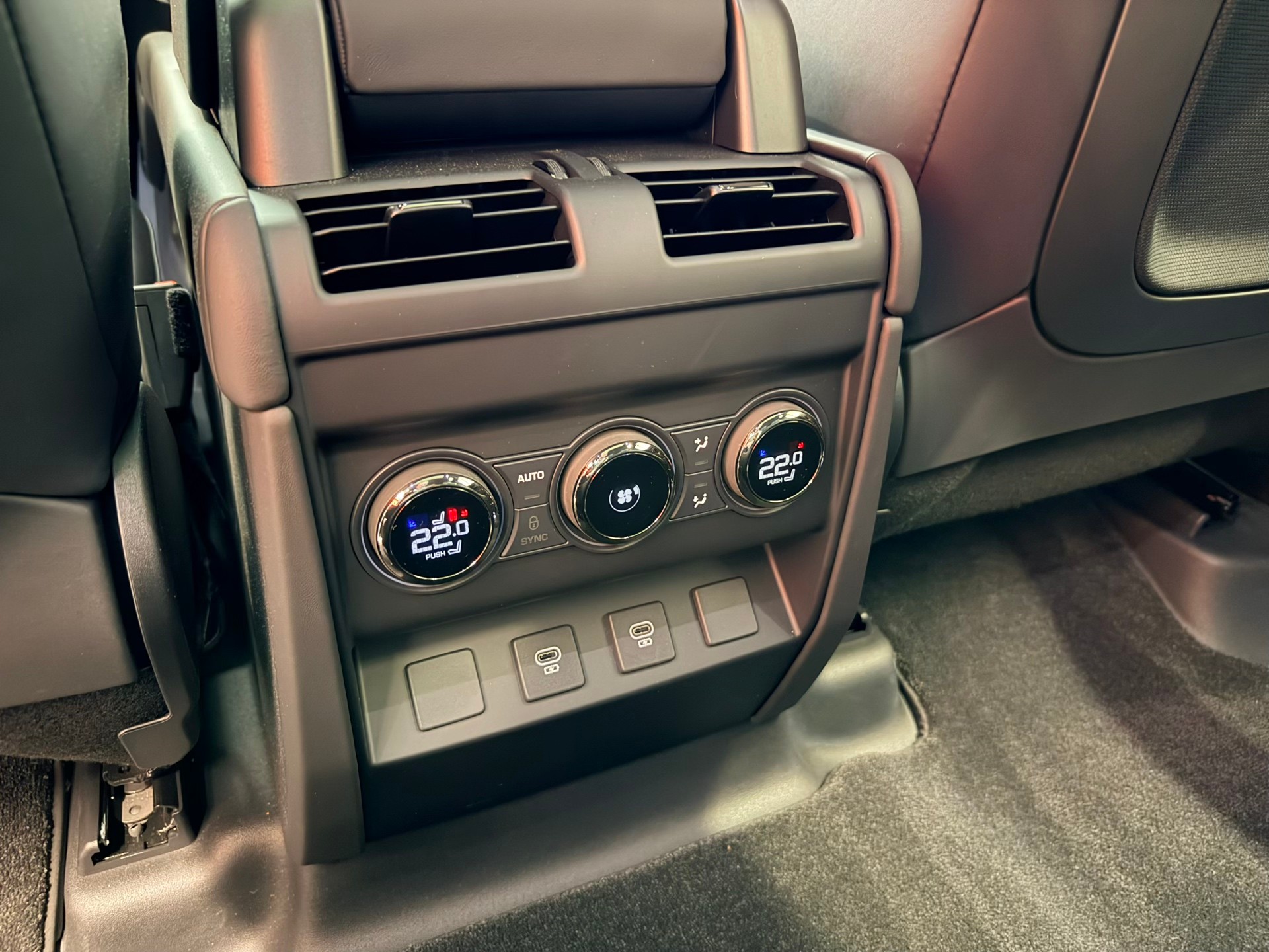 LAND ROVER Defender 110 635 V8 4.4 Octa Edition One AT8-image-19