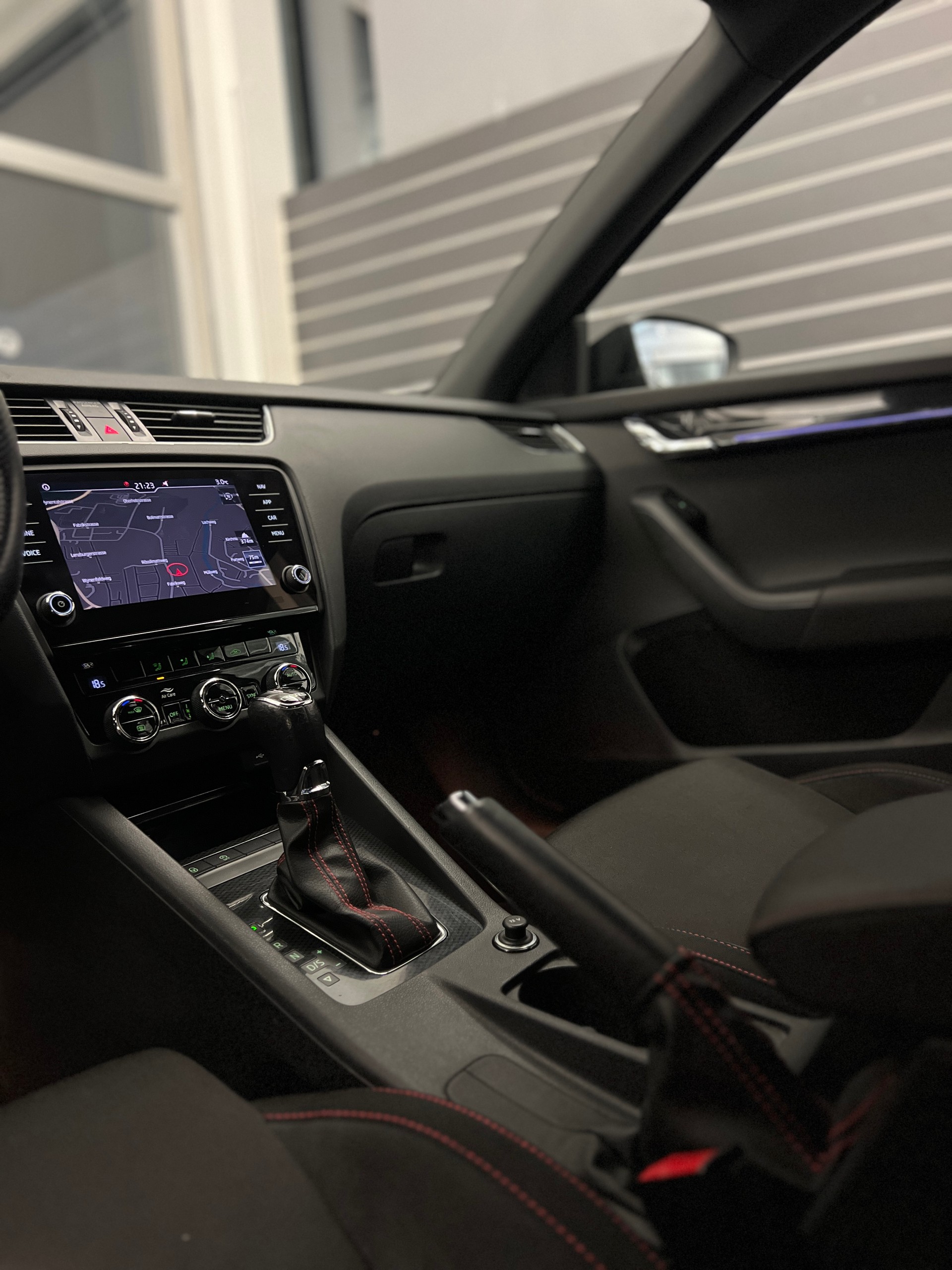 SKODA Octavia Combi 2.0 TDI RS Prag 4x4 DSG-image-11