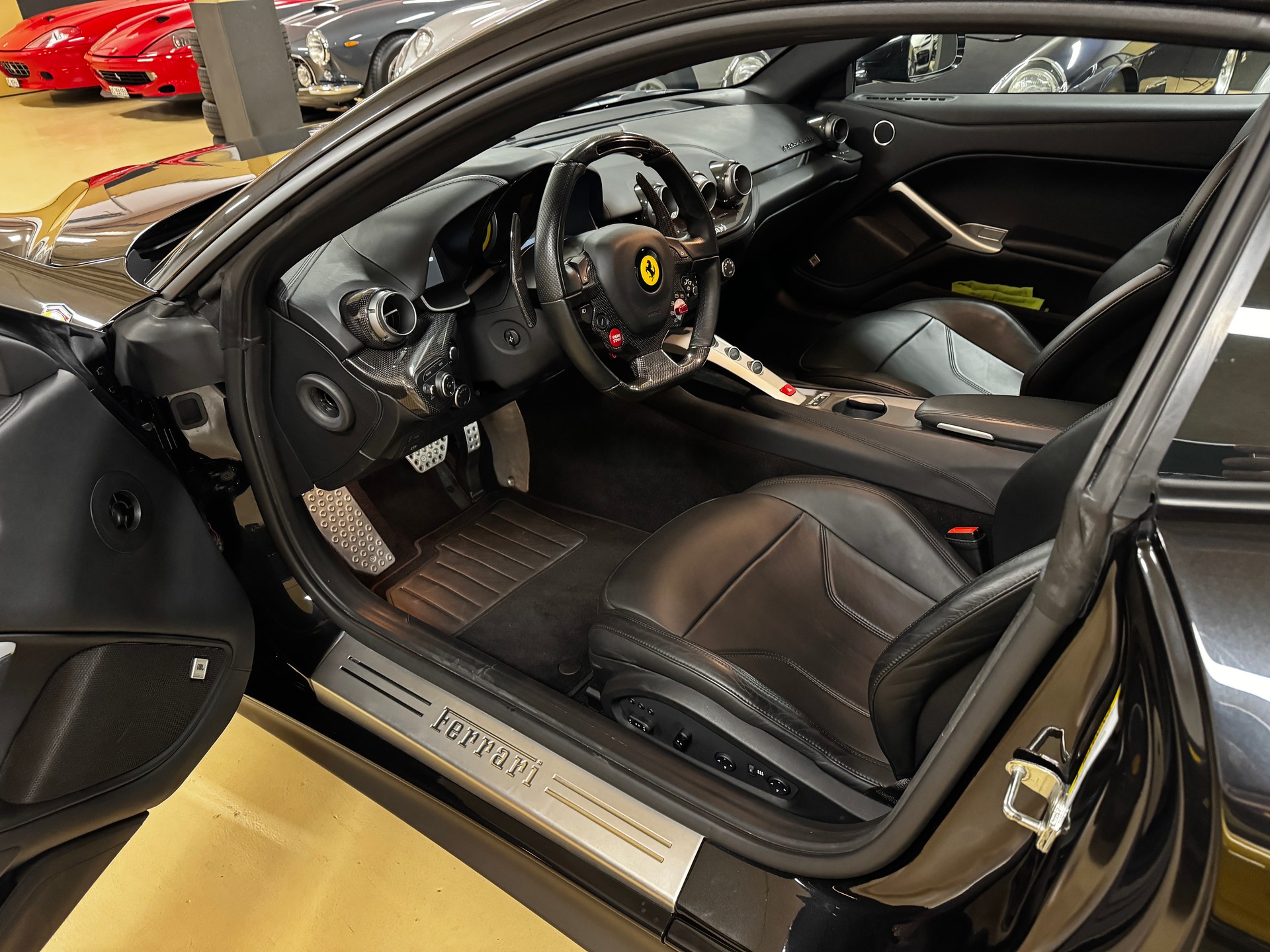 FERRARI F12 Berlinetta-image-6