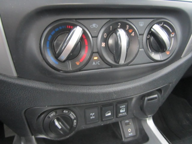NISSAN Navara Double Cab Visia 2.3 dCi 4WD-image-9