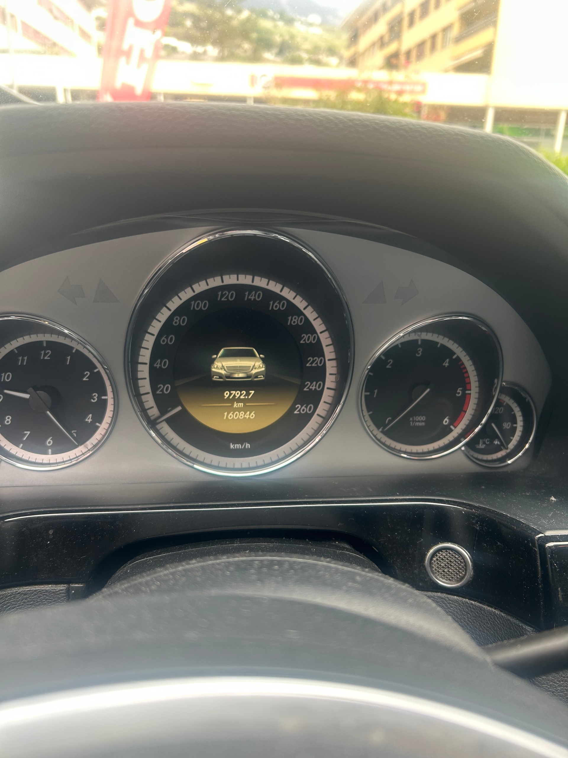 MERCEDES-BENZ E 250-image-9