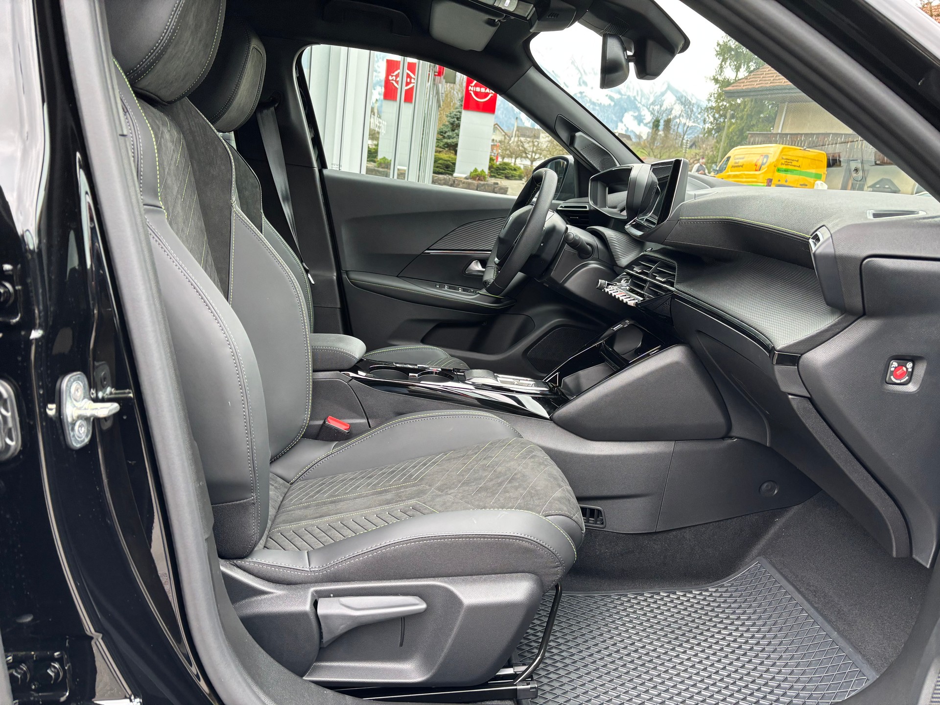 PEUGEOT 2008 1.2 145 MHEV GT-image-8
