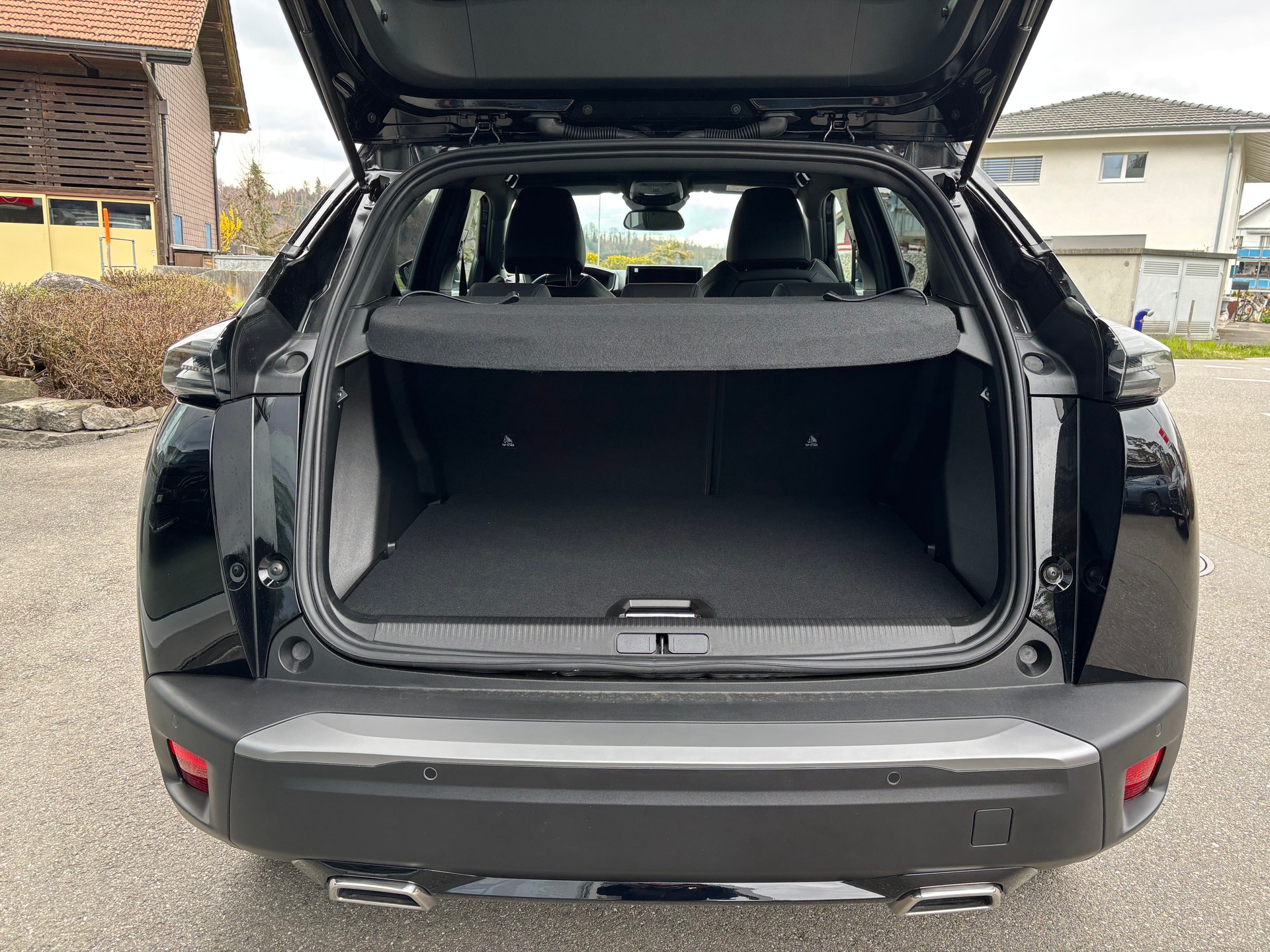 PEUGEOT 2008 1.2 145 MHEV GT-image-4