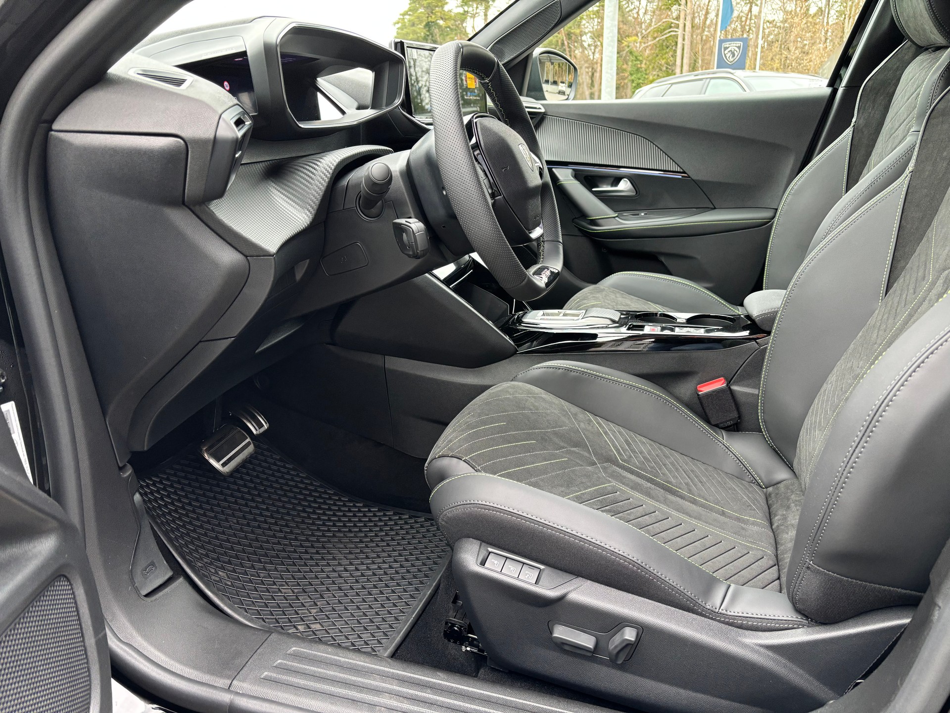 PEUGEOT 2008 1.2 145 MHEV GT-image-5