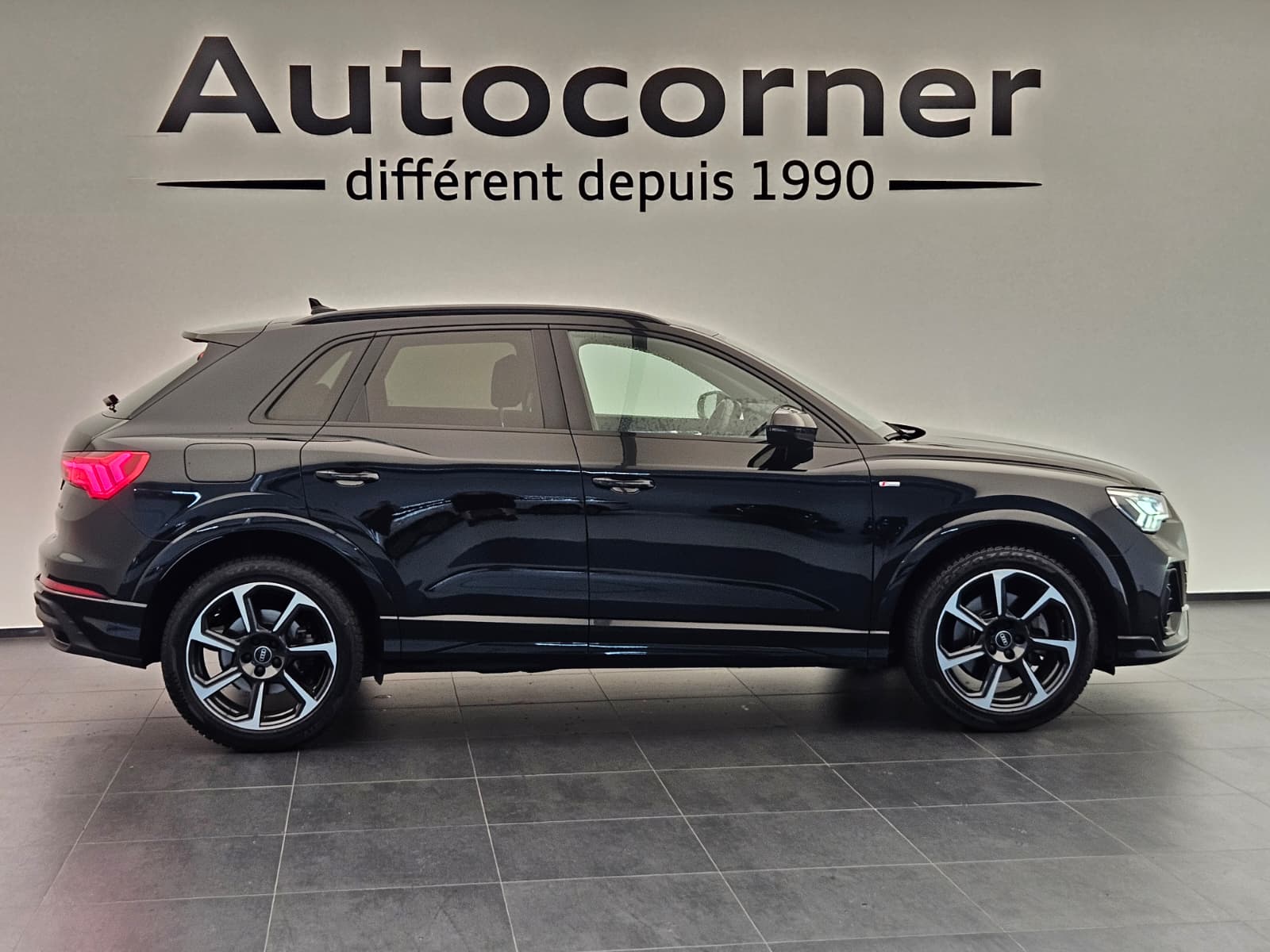AUDI Q3 40 TFSI S line quattro S-tronic-image-5