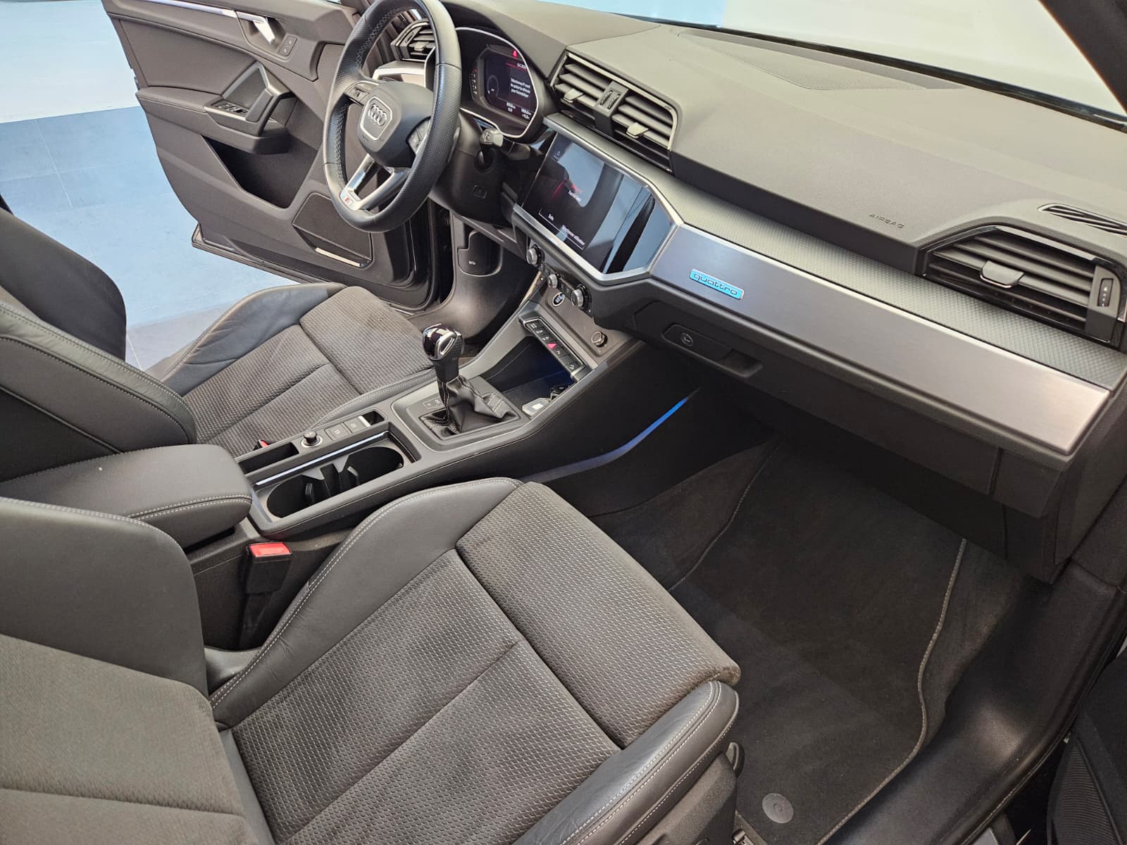 AUDI Q3 40 TFSI S line quattro S-tronic-image-11
