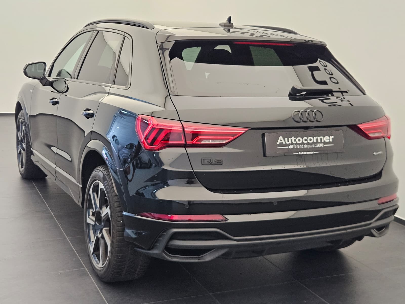 AUDI Q3 40 TFSI S line quattro S-tronic-image-8