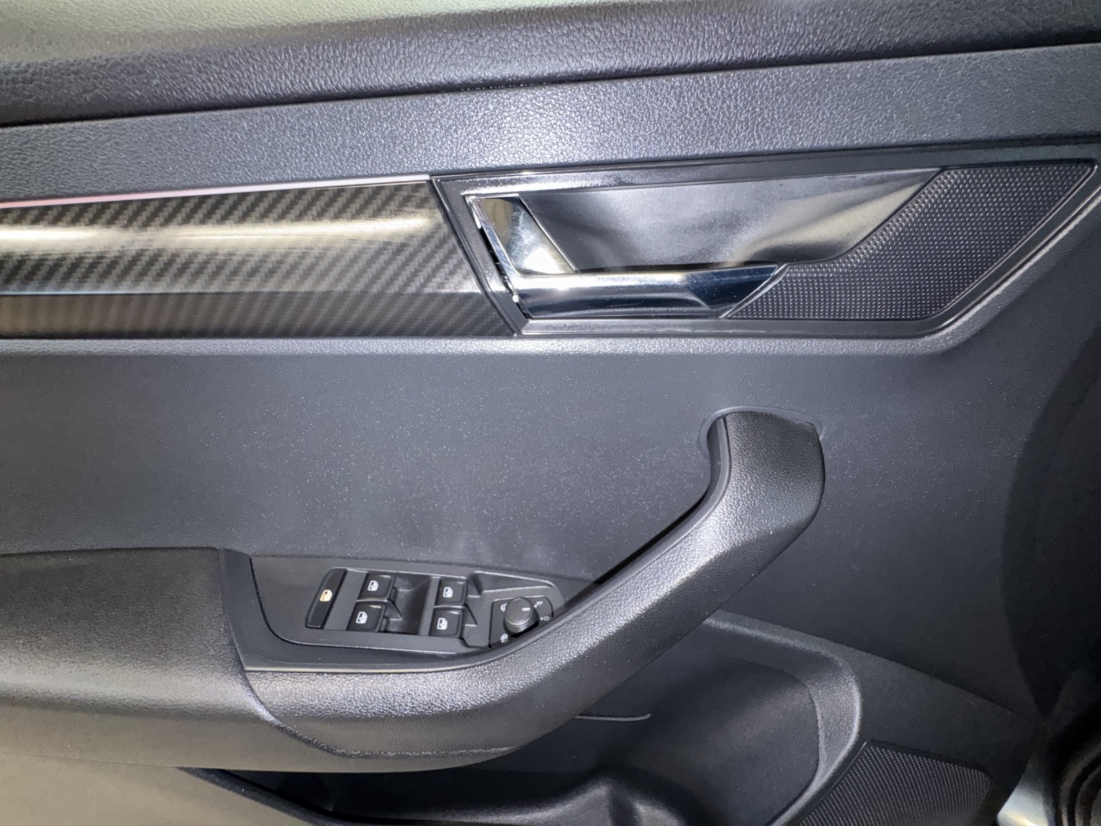 SKODA Karoq 2.0 TDI SportLine 4x4 DSG-image-9