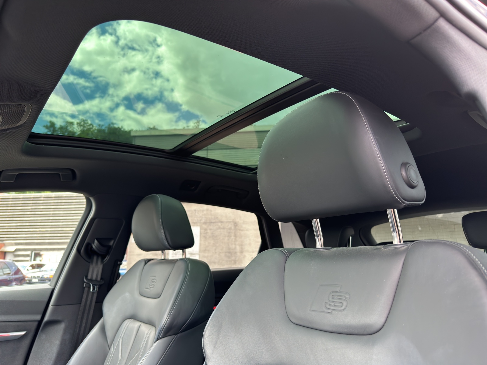 AUDI e-tron 55 S Line Black Edition quattro-image-14
