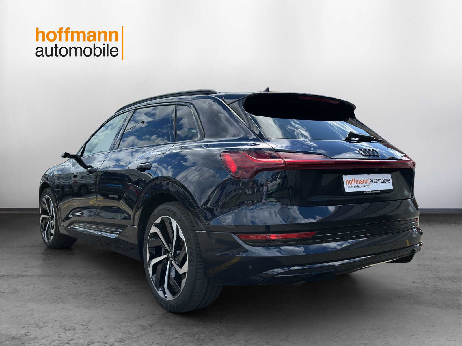 AUDI e-tron 55 S Line Black Edition quattro-image-5