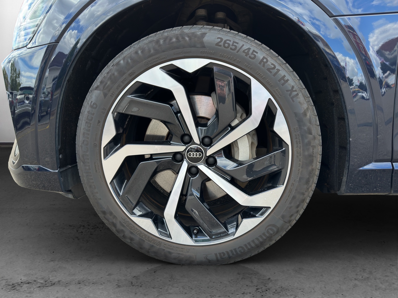 AUDI e-tron 55 S Line Black Edition quattro-image-12