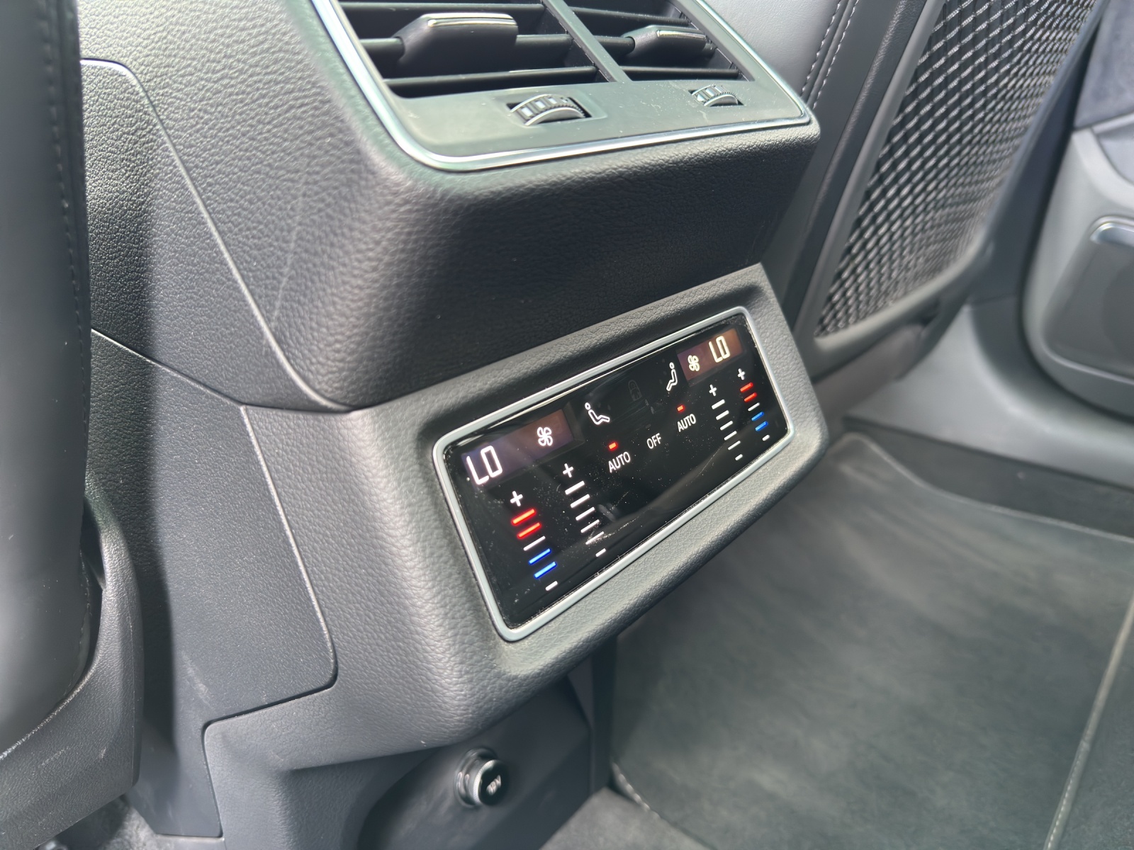 AUDI e-tron 55 S Line Black Edition quattro-image-15