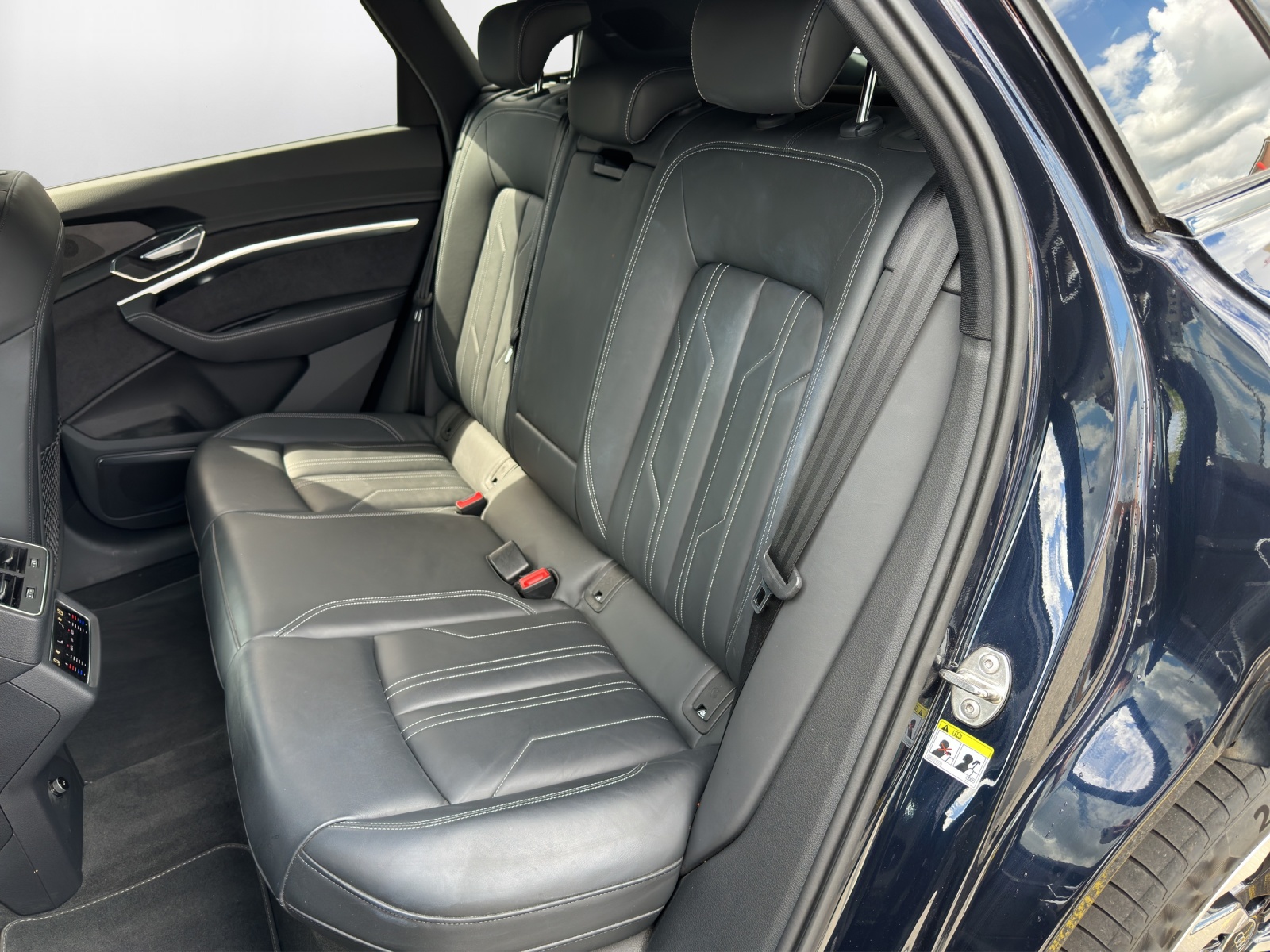 AUDI e-tron 55 S Line Black Edition quattro-image-10