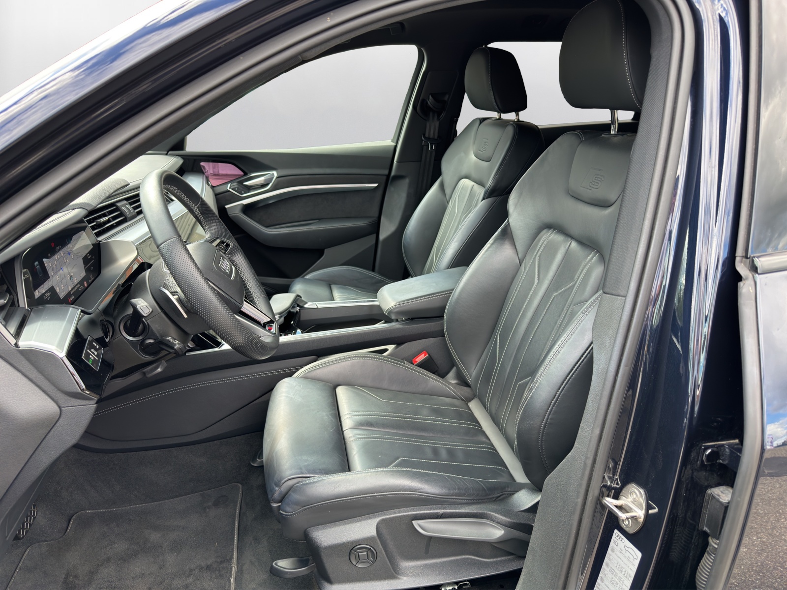 AUDI e-tron 55 S Line Black Edition quattro-image-9