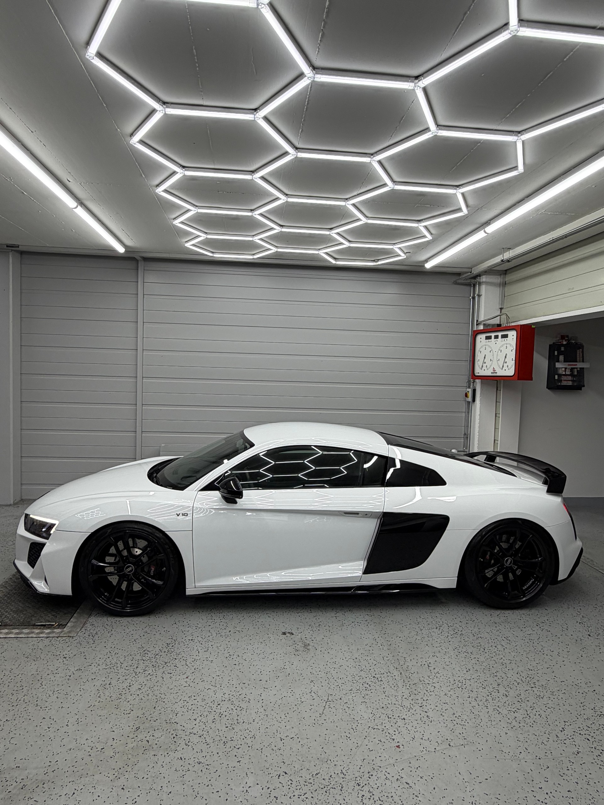 AUDI R8 Coupé RWD S-Tronic-image-2