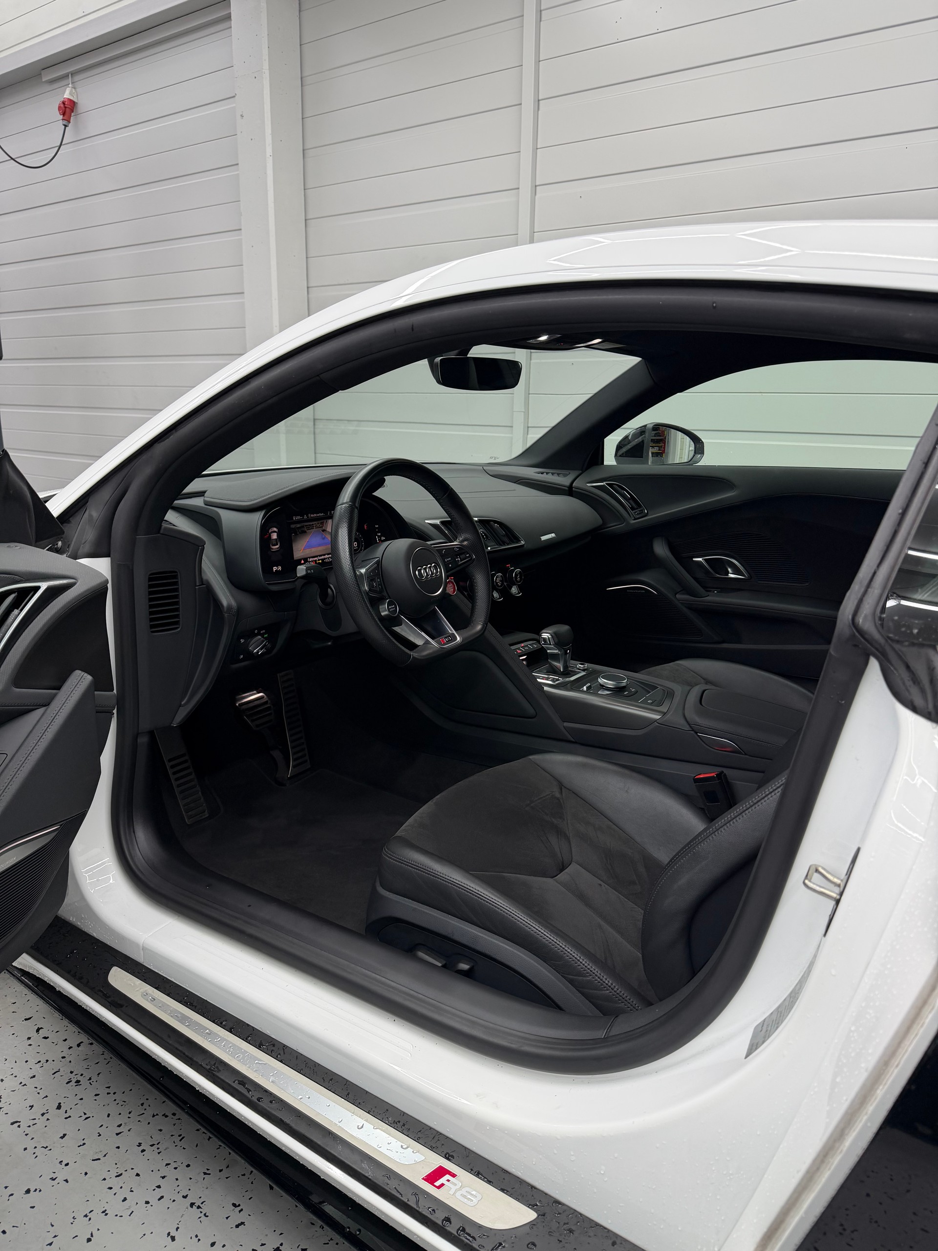 AUDI R8 Coupé RWD S-Tronic-image-6