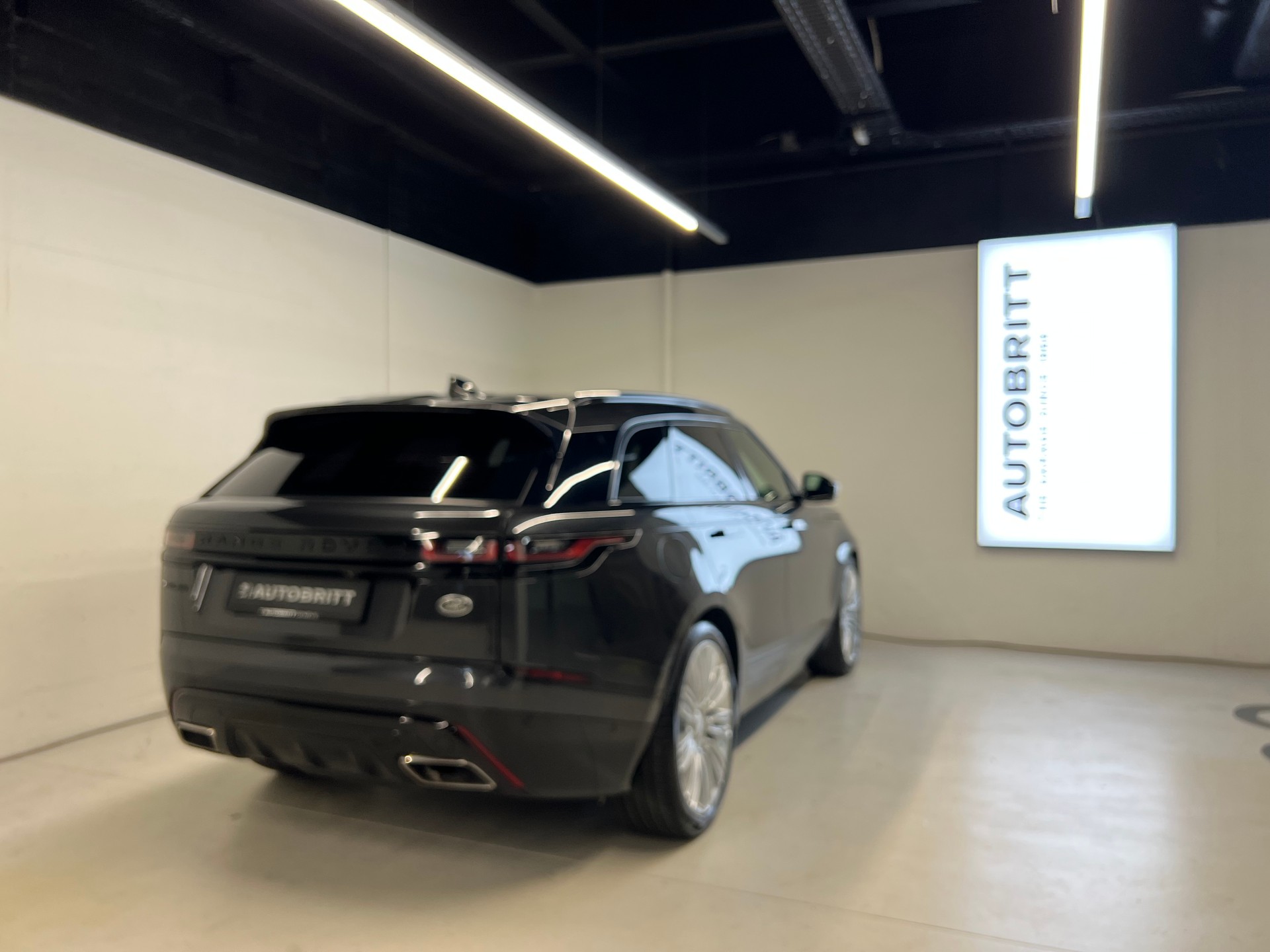 LAND ROVER Range Rover Velar 3.0 I6 R-Dynamic SE-showroom-element-1