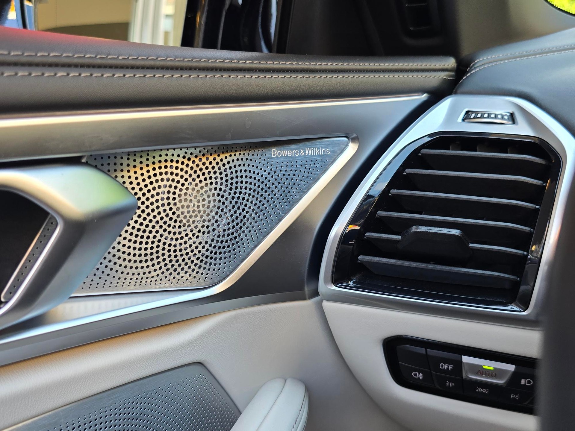 BMW M850i xDrive Steptronic-image-13