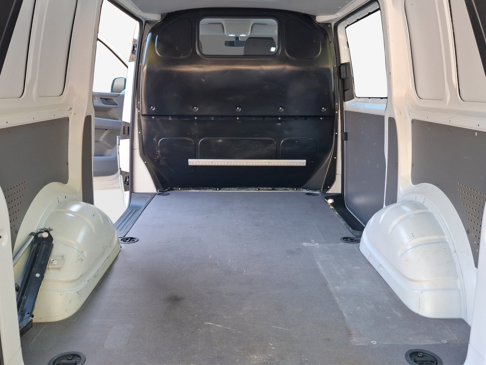 VW T6.1 2.0 TDI DSG-image-12