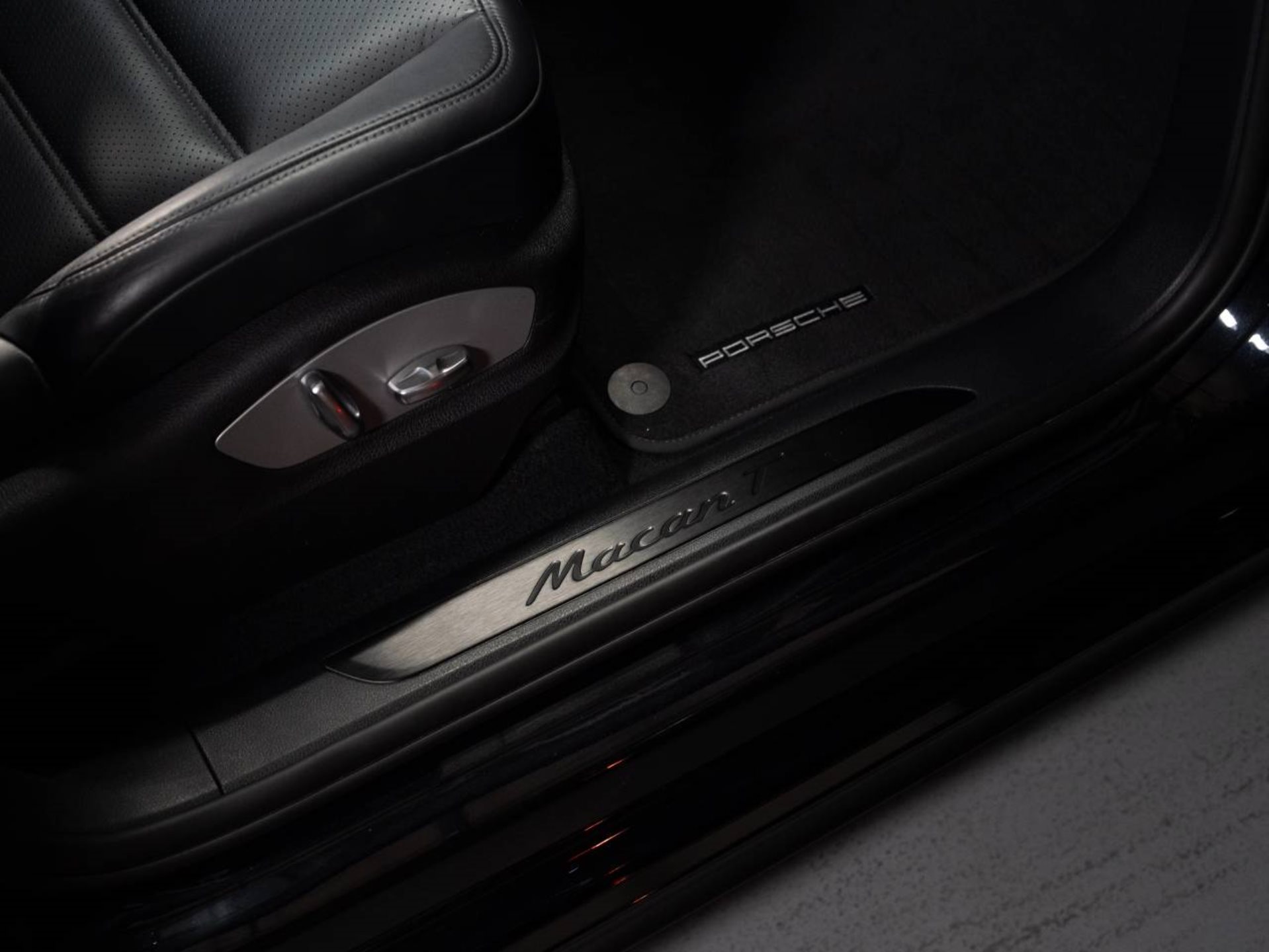 PORSCHE Macan T (MY24)-image-19