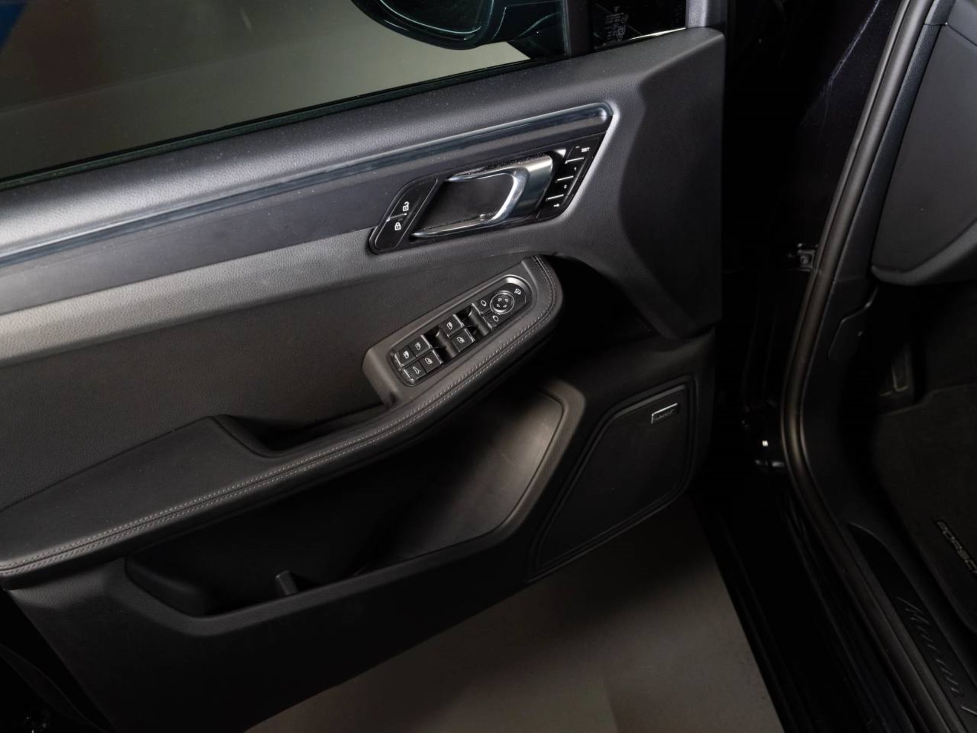 PORSCHE Macan T (MY24)-image-17