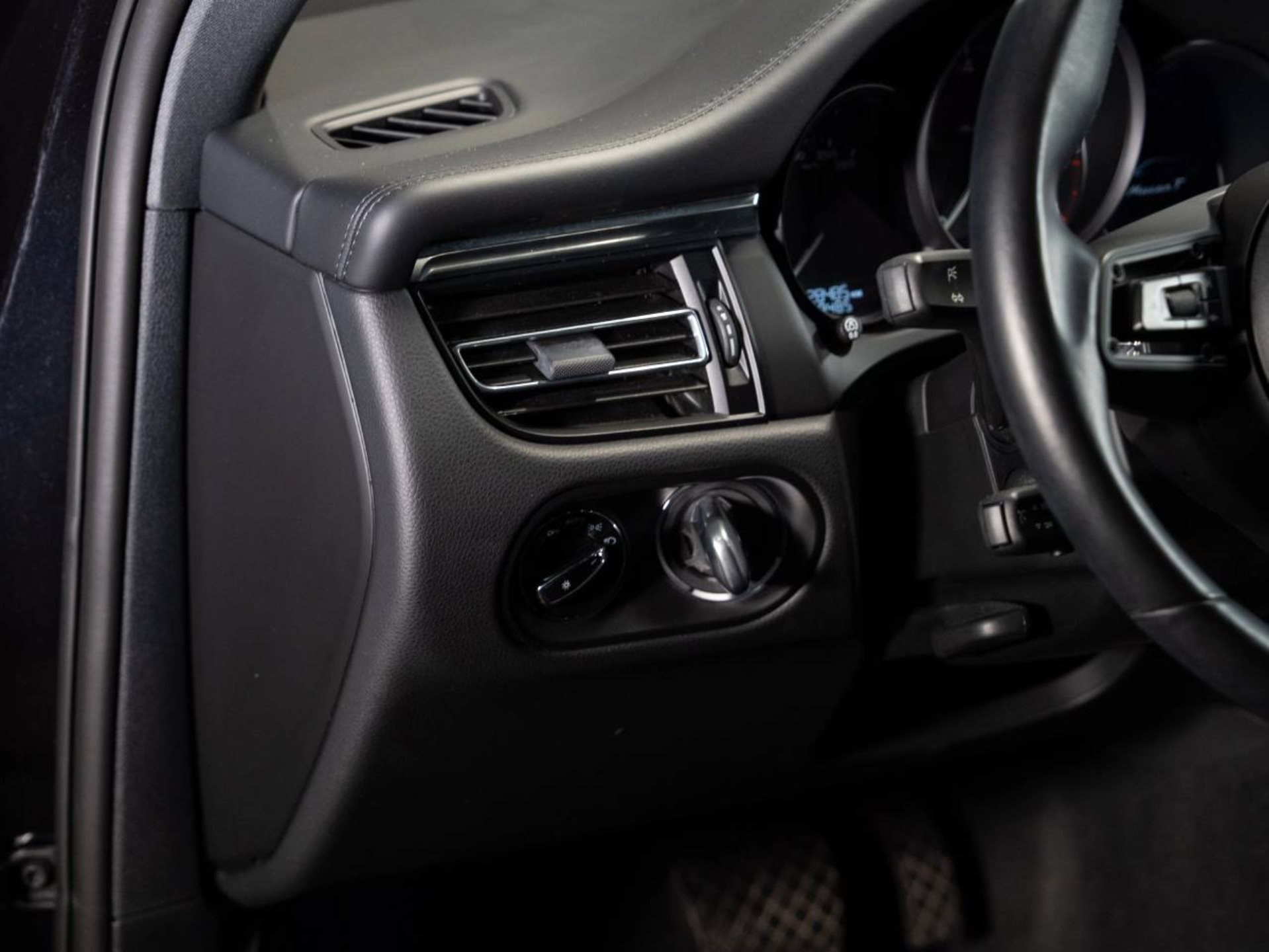 PORSCHE Macan T (MY24)-image-11