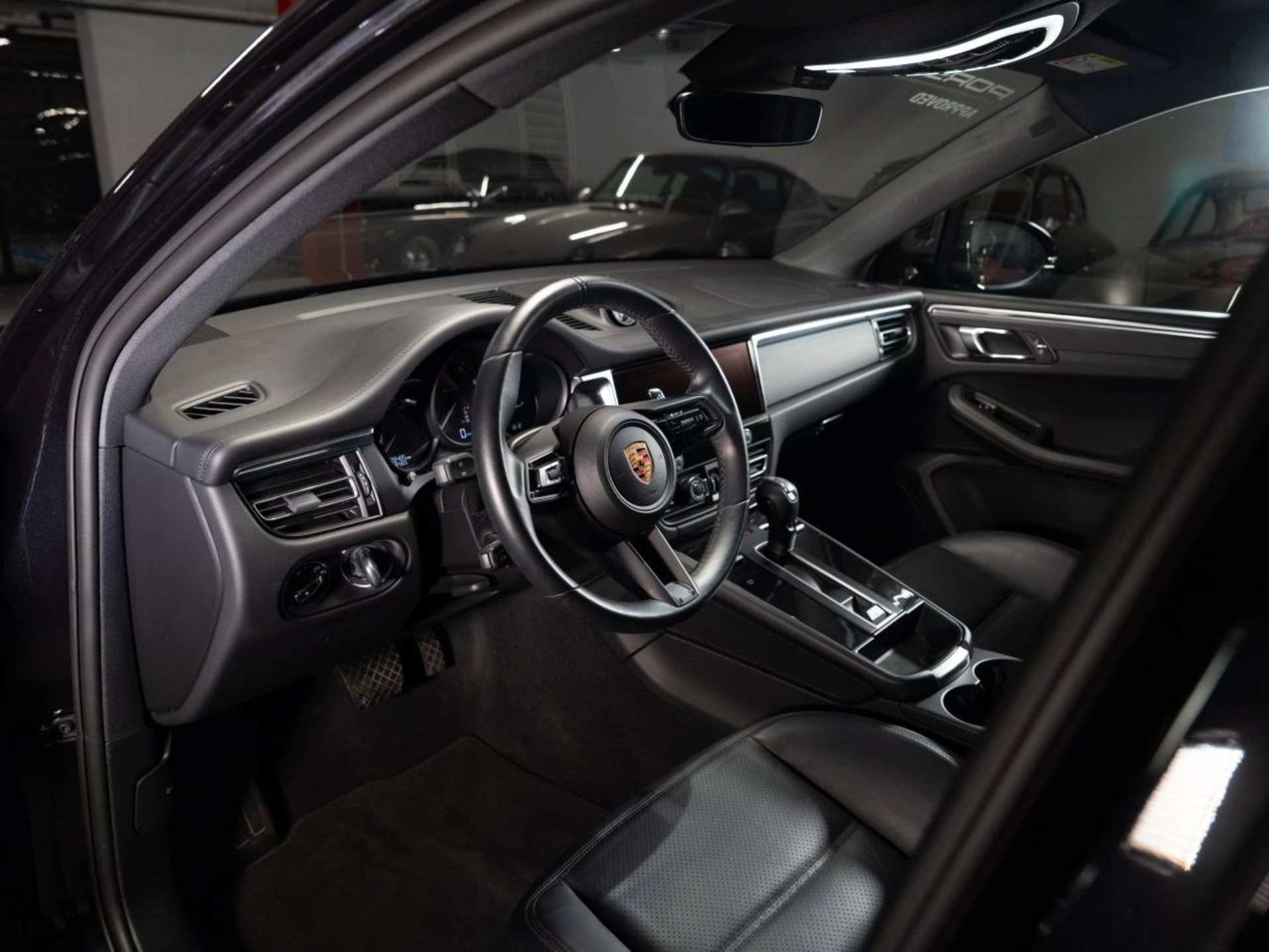 PORSCHE Macan T (MY24)-image-3