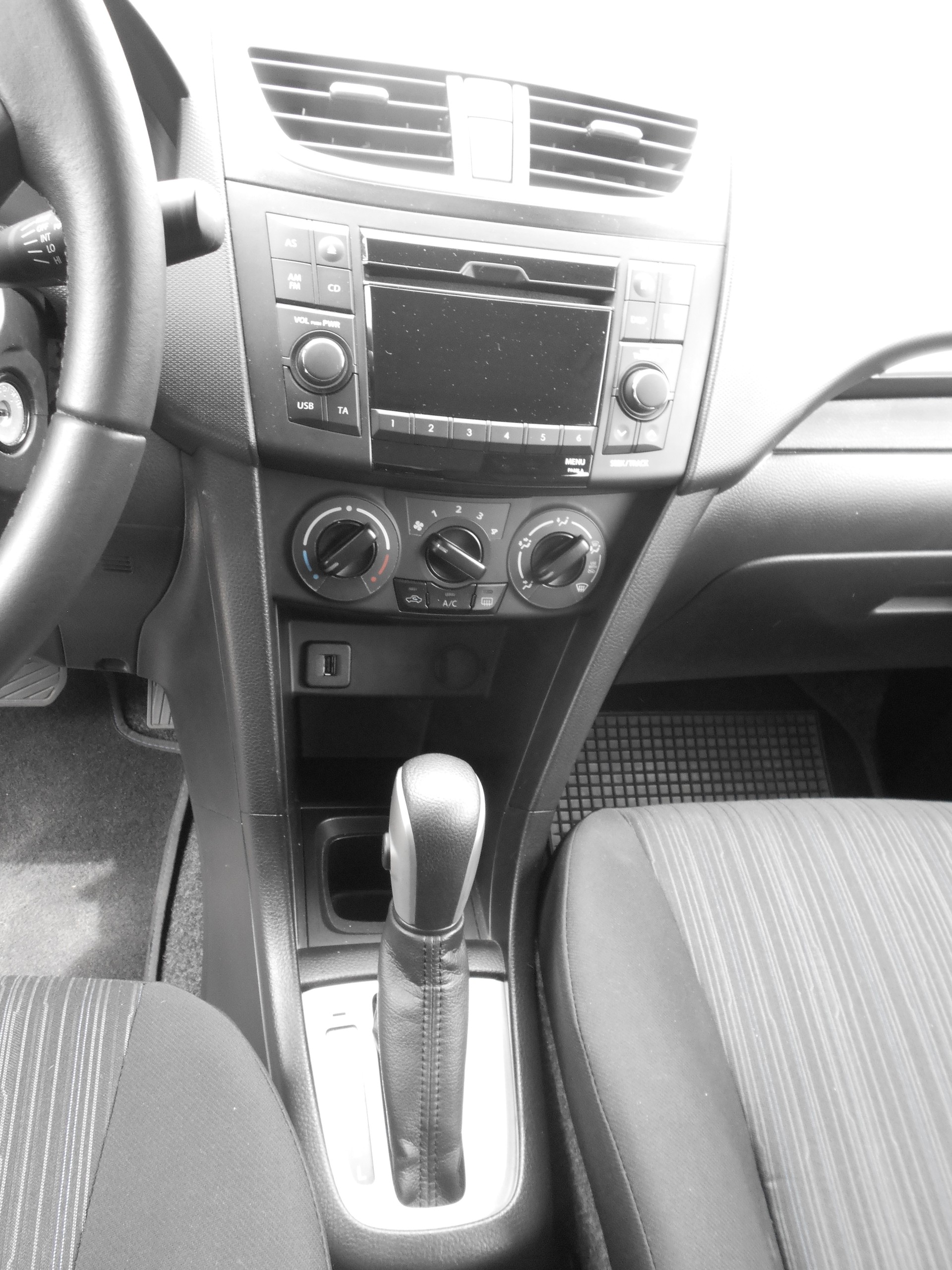 SUZUKI Swift 1.2i 16V Compact Top Automatic-image-9