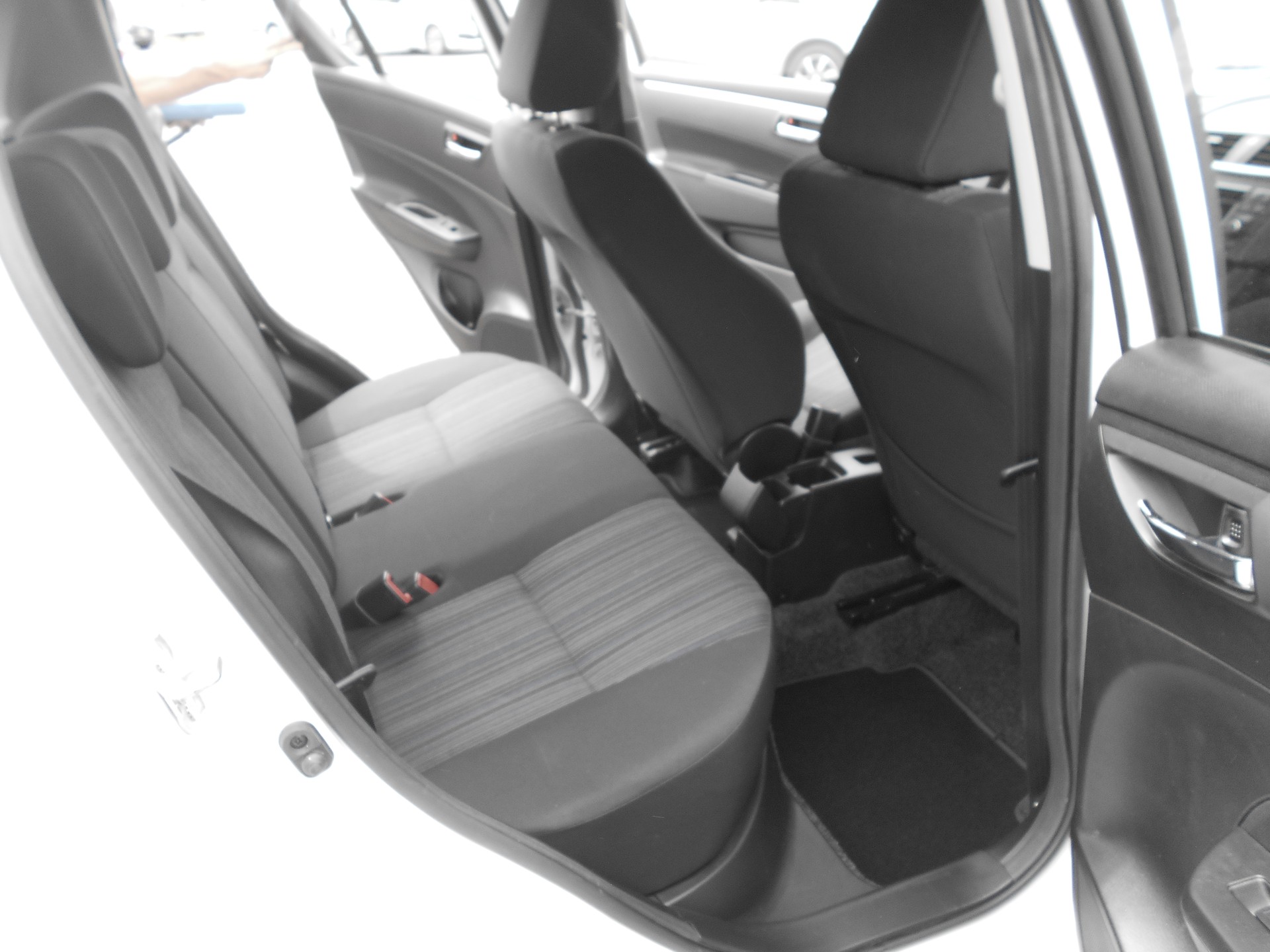 SUZUKI Swift 1.2i 16V Compact Top Automatic-image-8