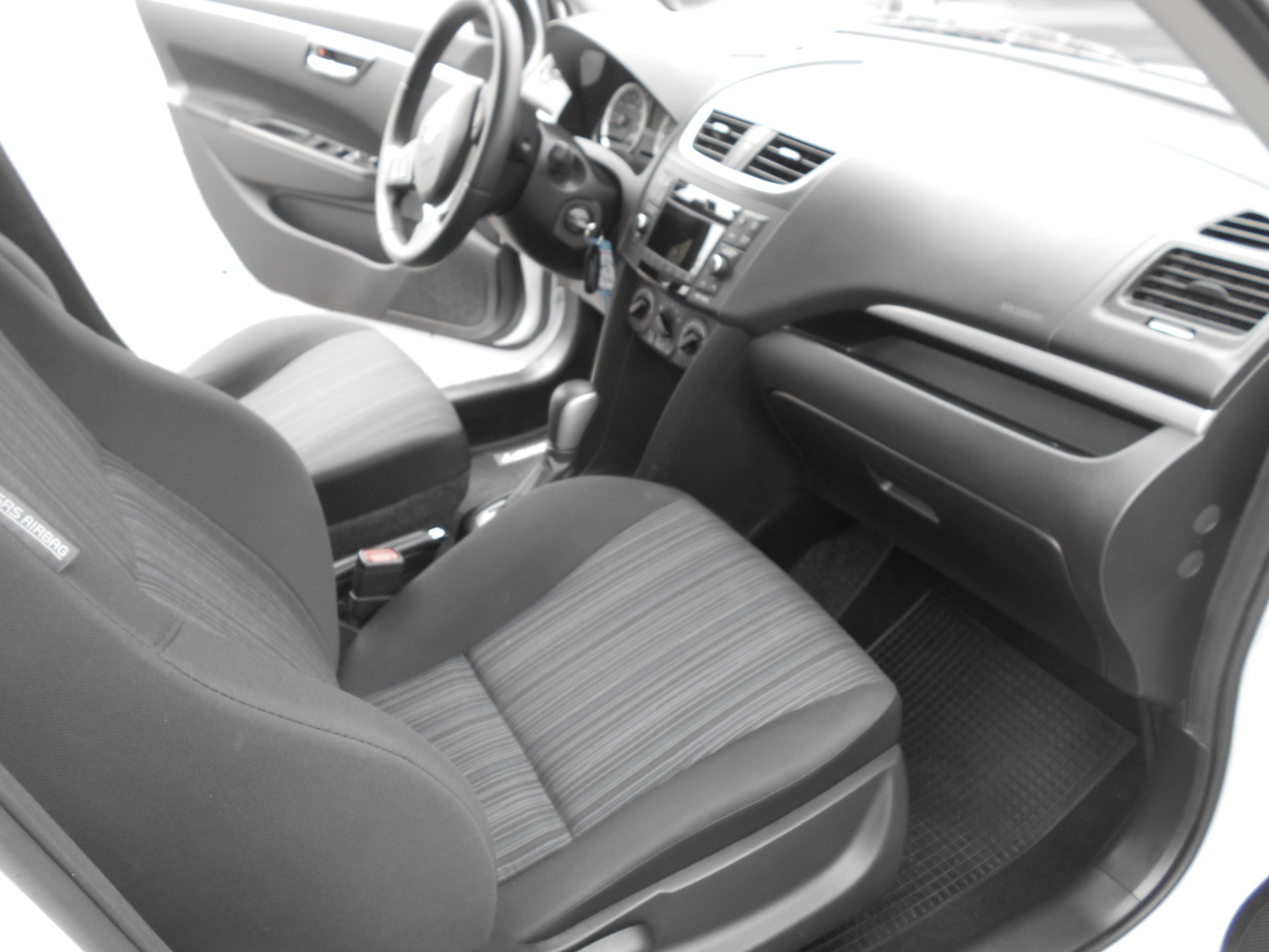 SUZUKI Swift 1.2i 16V Compact Top Automatic-image-6
