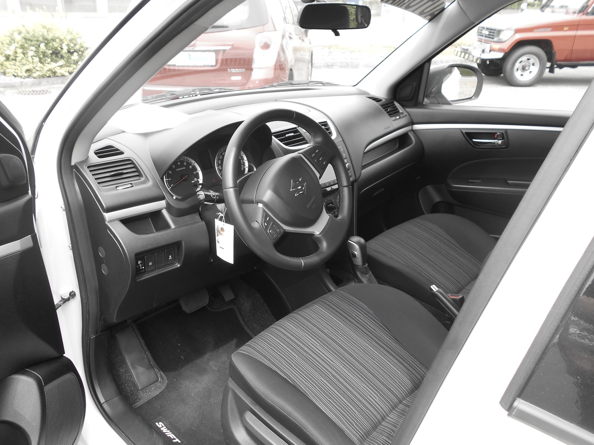 SUZUKI Swift 1.2i 16V Compact Top Automatic-image-5