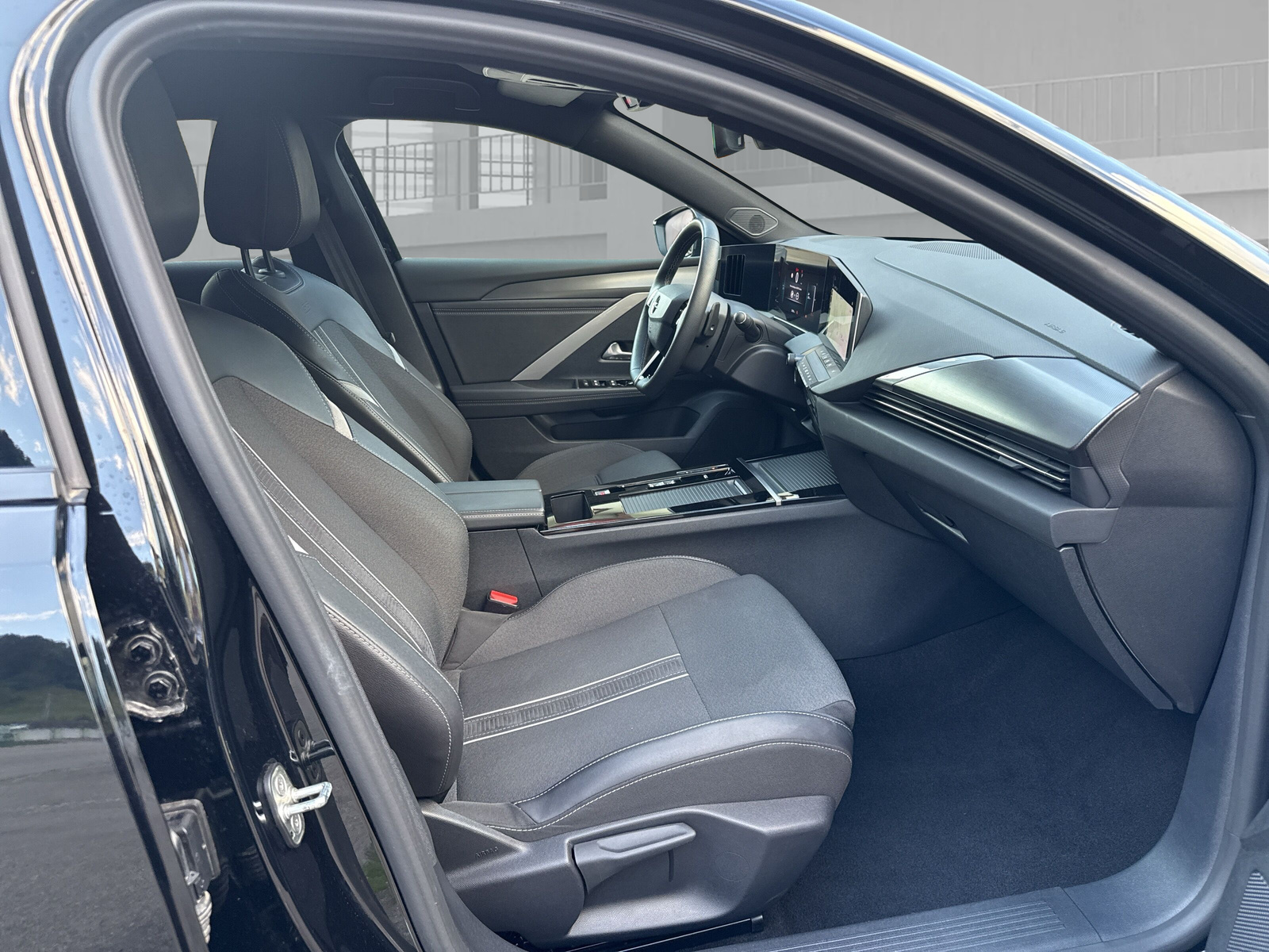 OPEL Astra 1.2i Turbo GS A-image-11