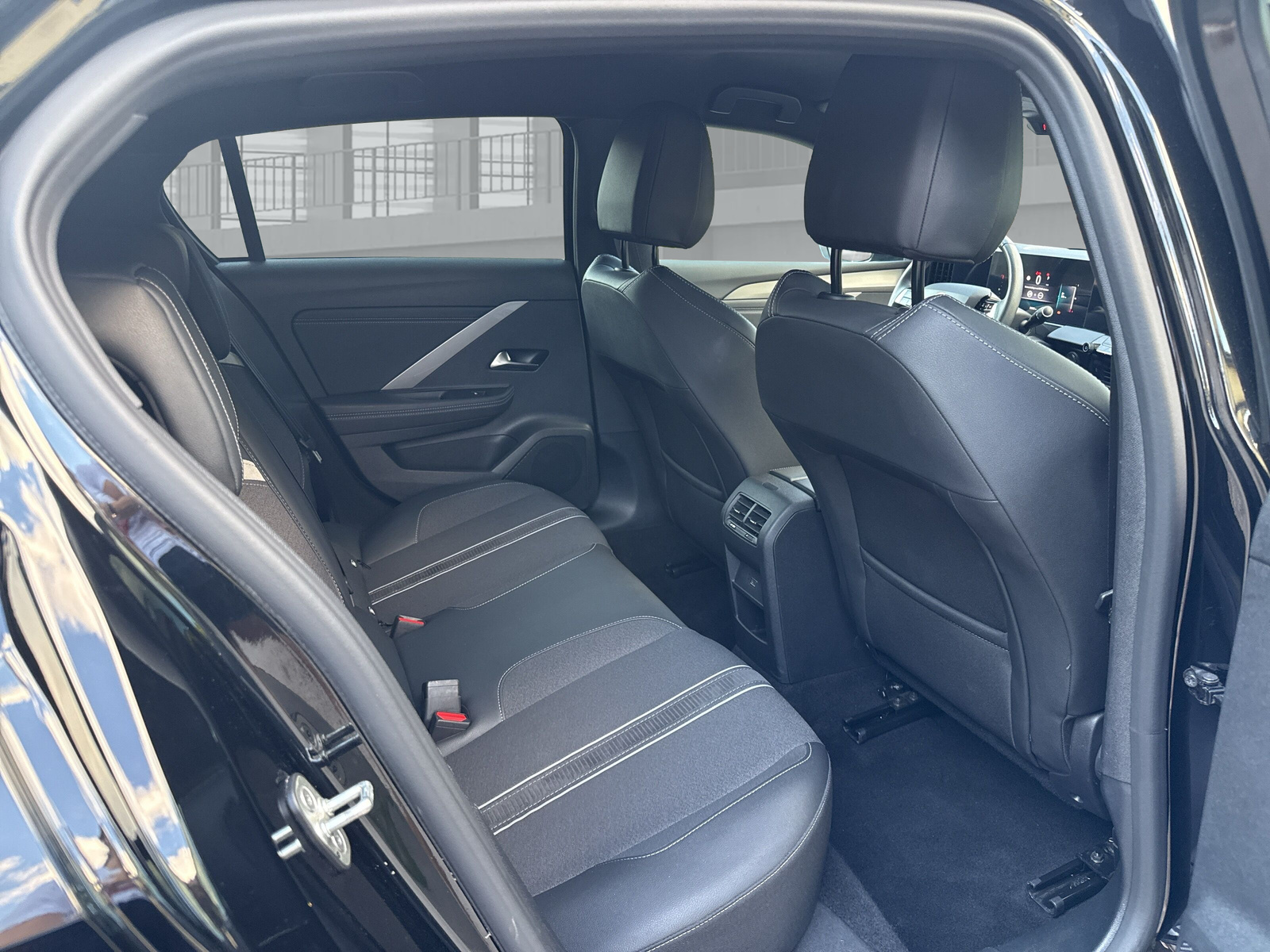 OPEL Astra 1.2i Turbo GS A-image-14