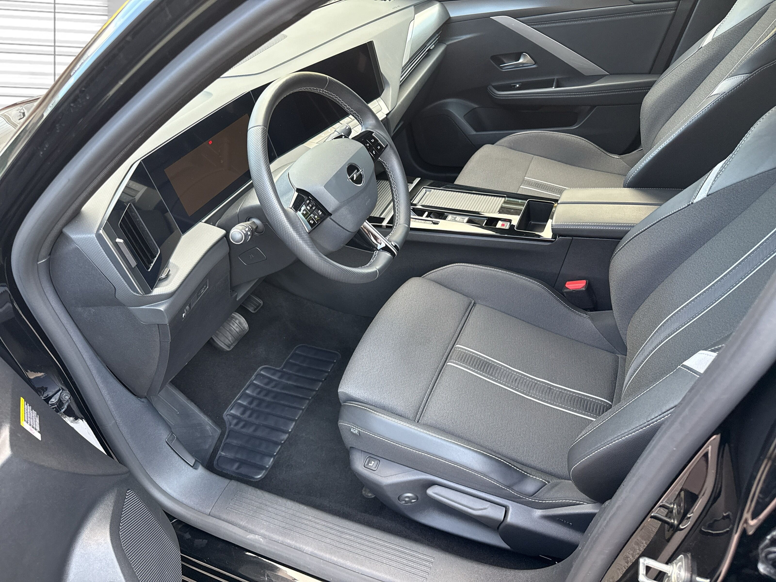 OPEL Astra 1.2i Turbo GS A-image-9
