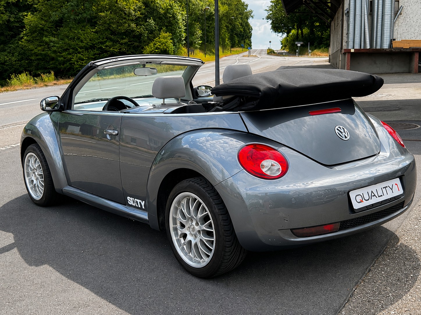 VW Beetle Cabrio 1.8 T Sixty-image-3