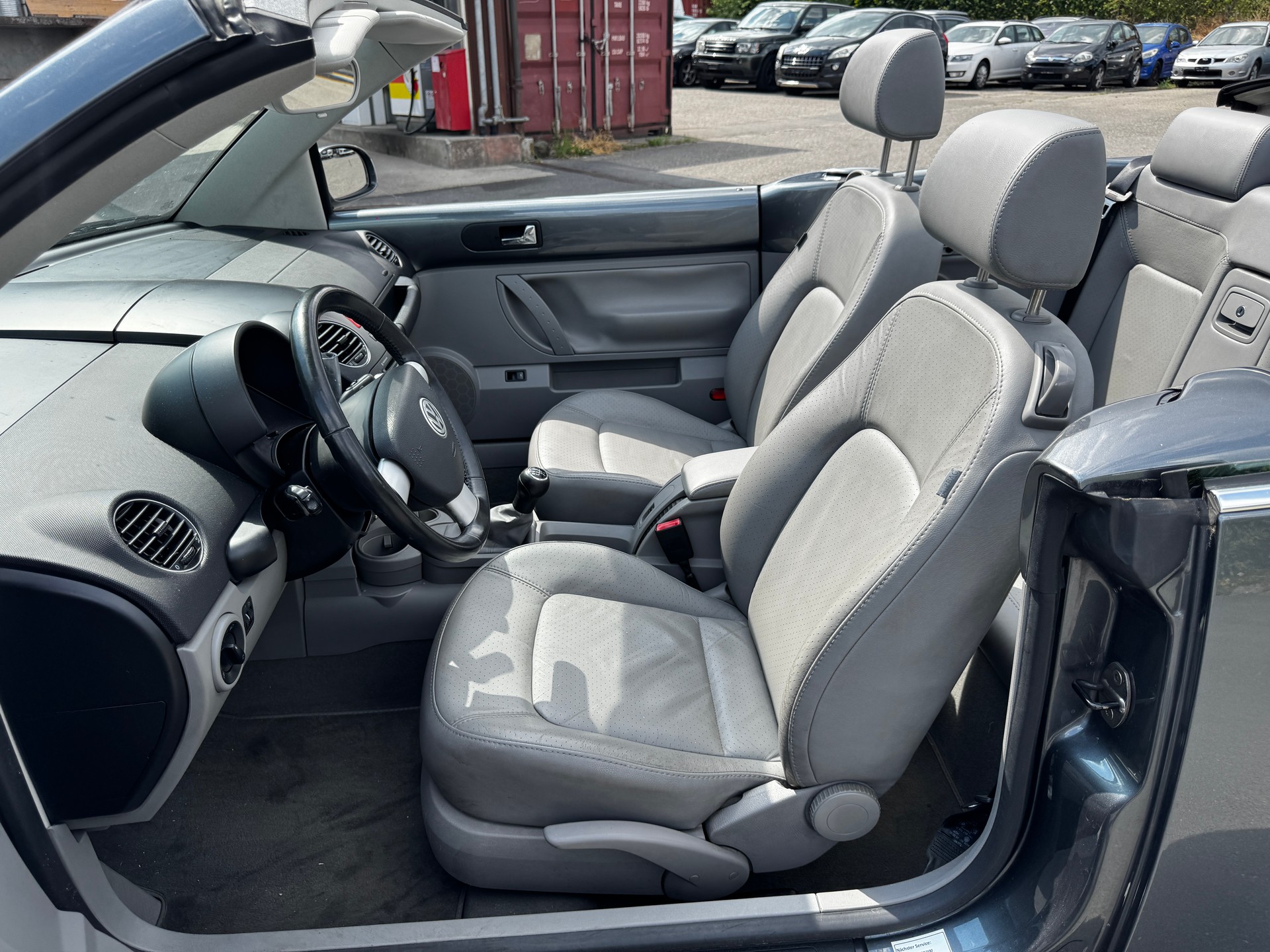 VW Beetle Cabrio 1.8 T Sixty-image-11