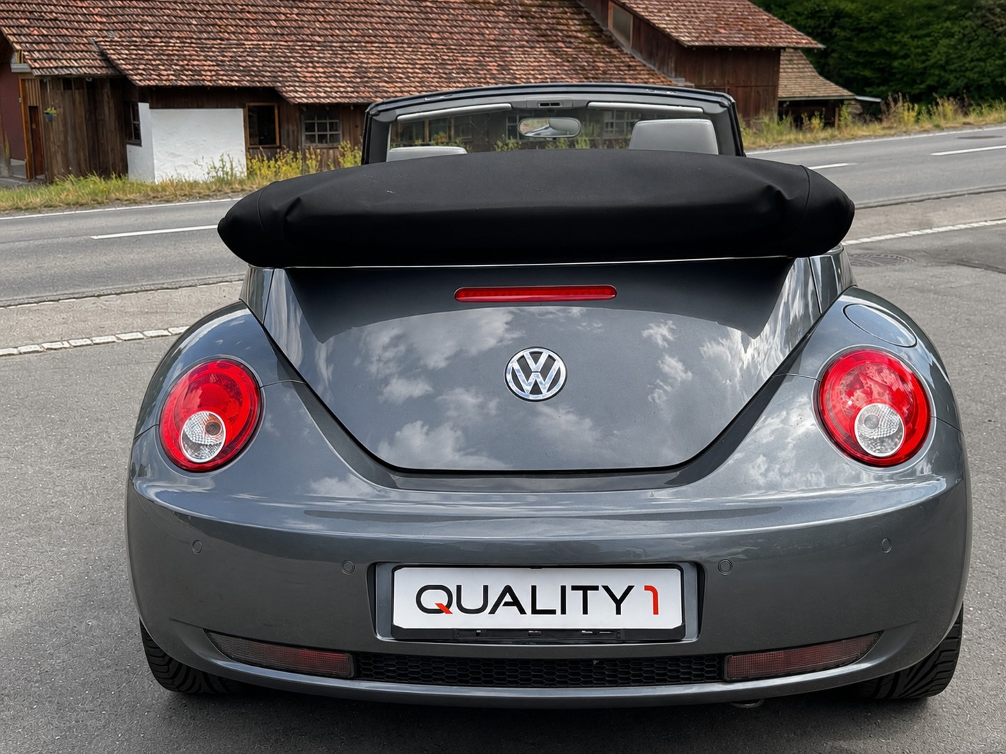 VW Beetle Cabrio 1.8 T Sixty-image-2