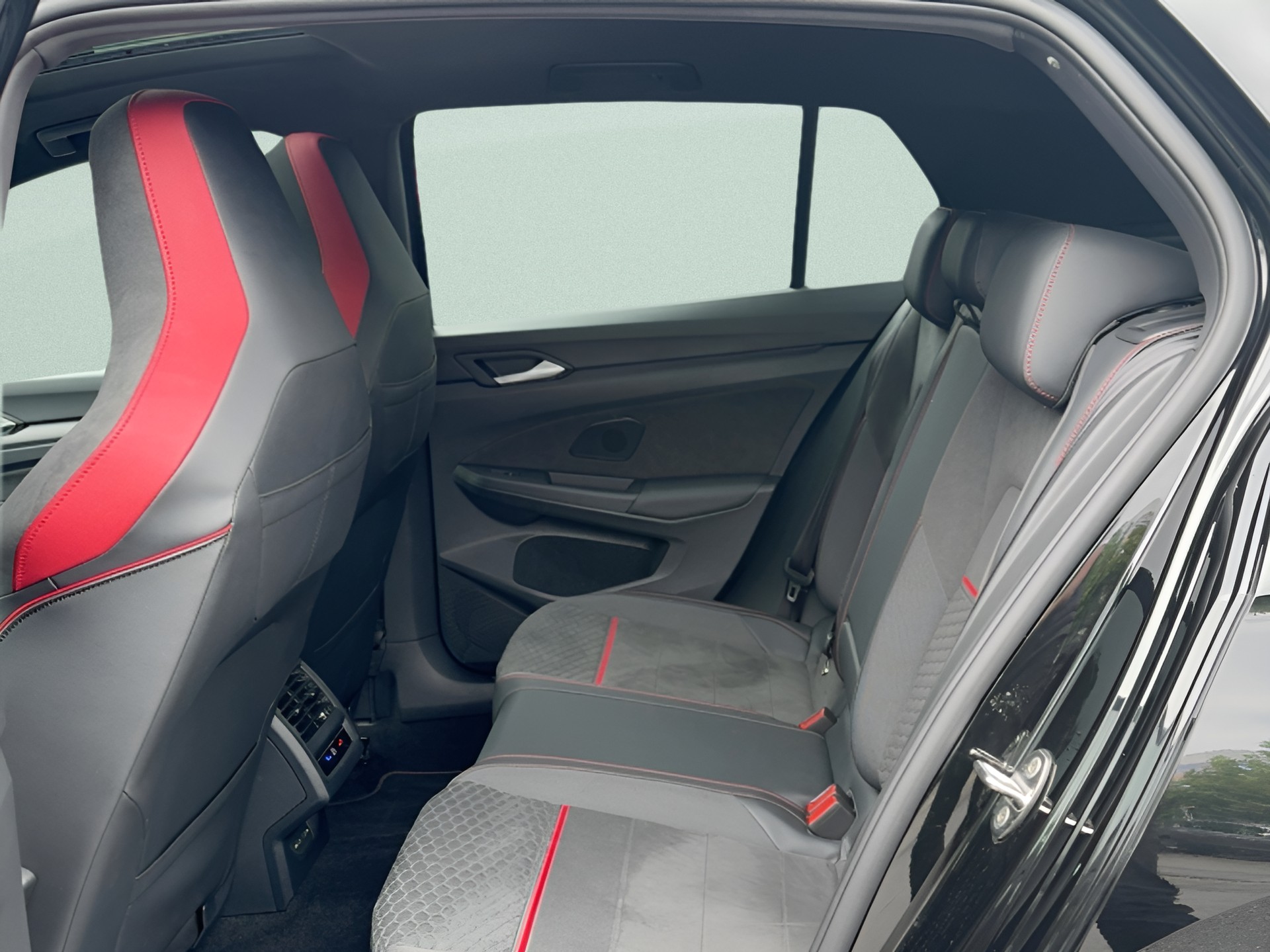 VW Golf 2.0 TSI GTI Clubsport DSG-image-17