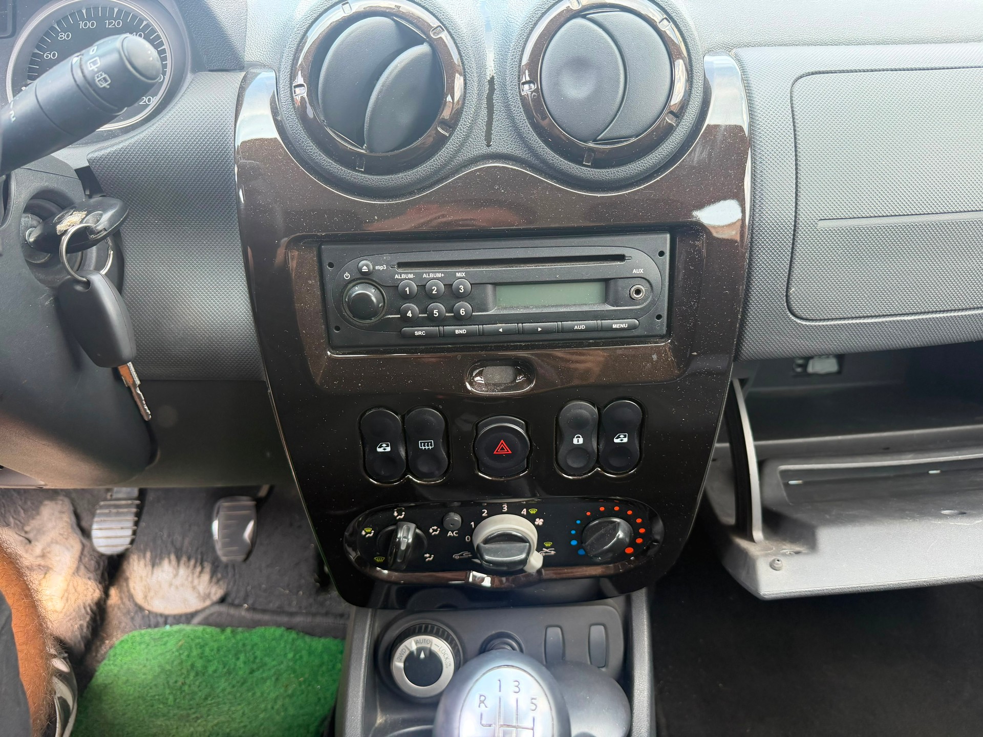 DACIA Duster 1.5 dCi Lauréate 4x4-image-7