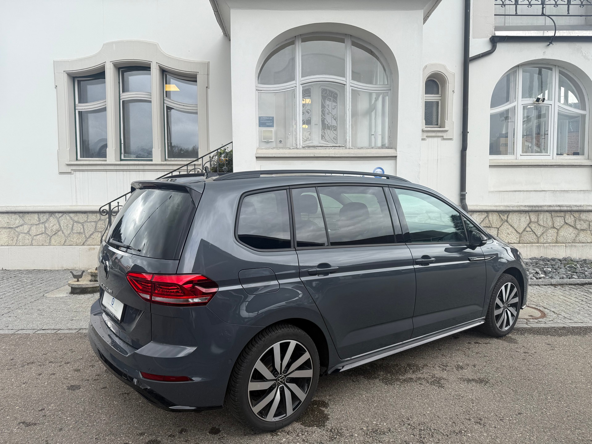 VW Touran 1.5 TSI Highline DSG R-LINE BLACK UND STYL / 48 MONATE WERK GARANTIE-showroom-element-3