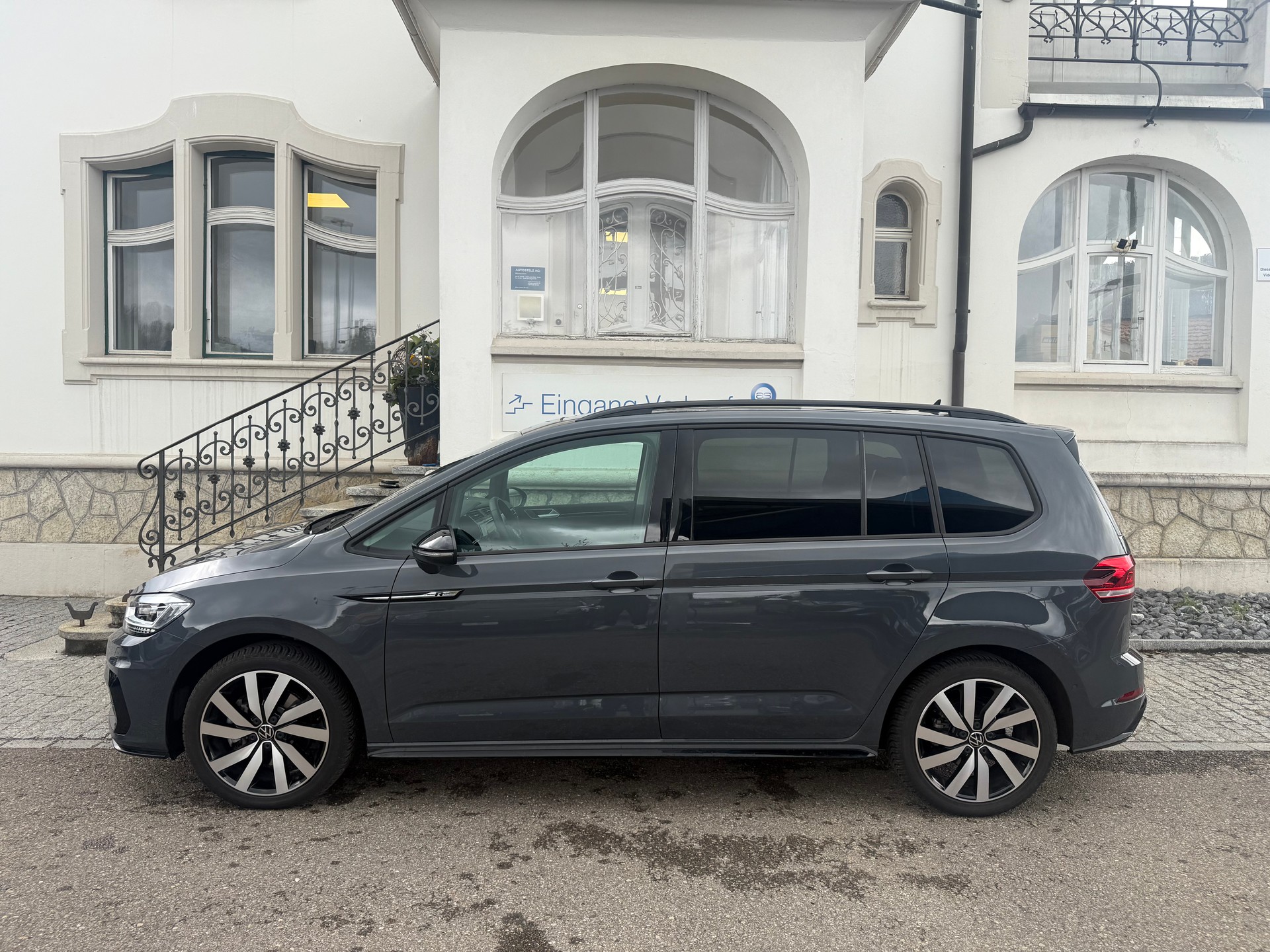 VW Touran 1.5 TSI Highline DSG R-LINE BLACK UND STYL / 48 MONATE WERK GARANTIE-showroom-element-2